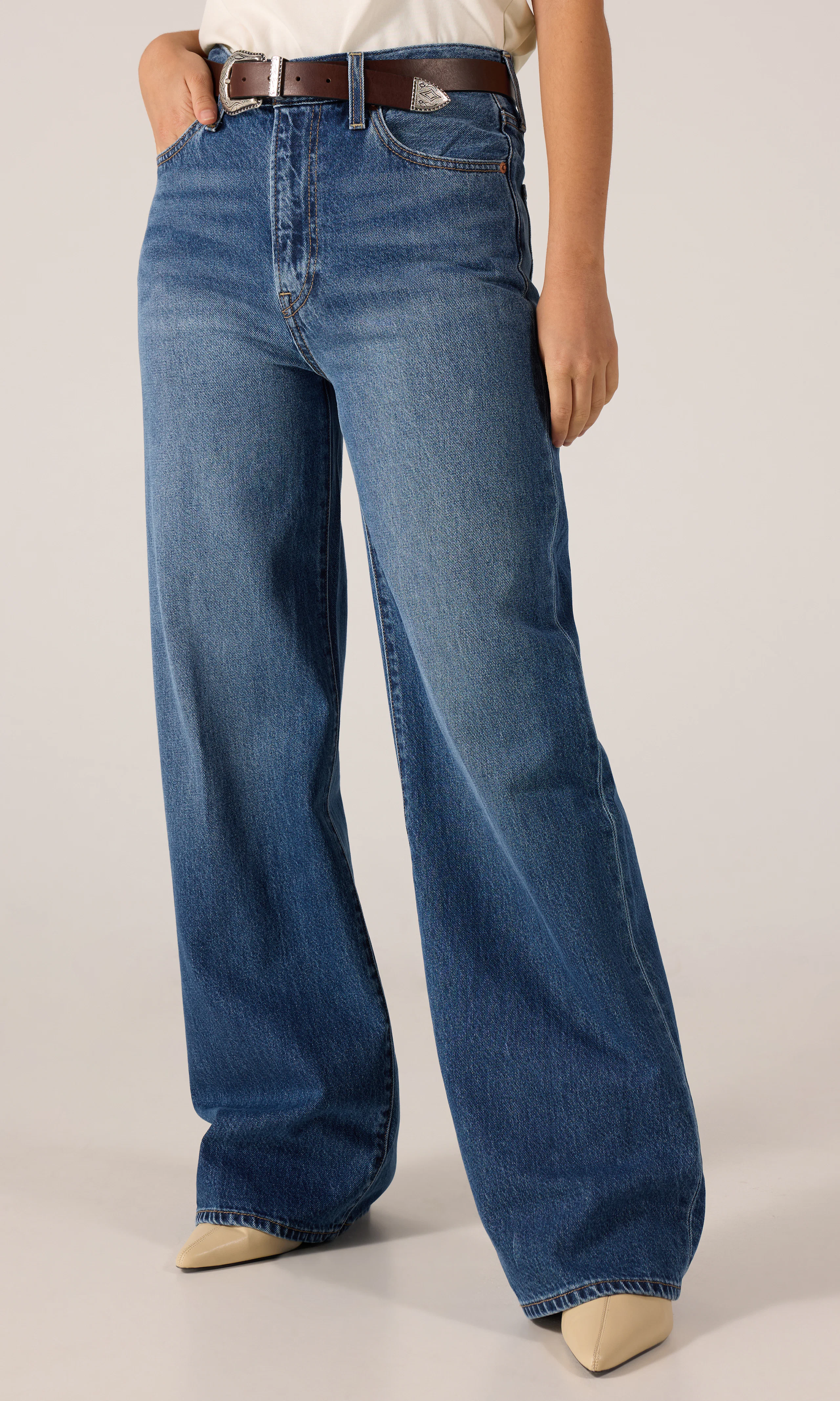 Ribcage Wide Leg Mørk Blå Jeans. Front. Model.