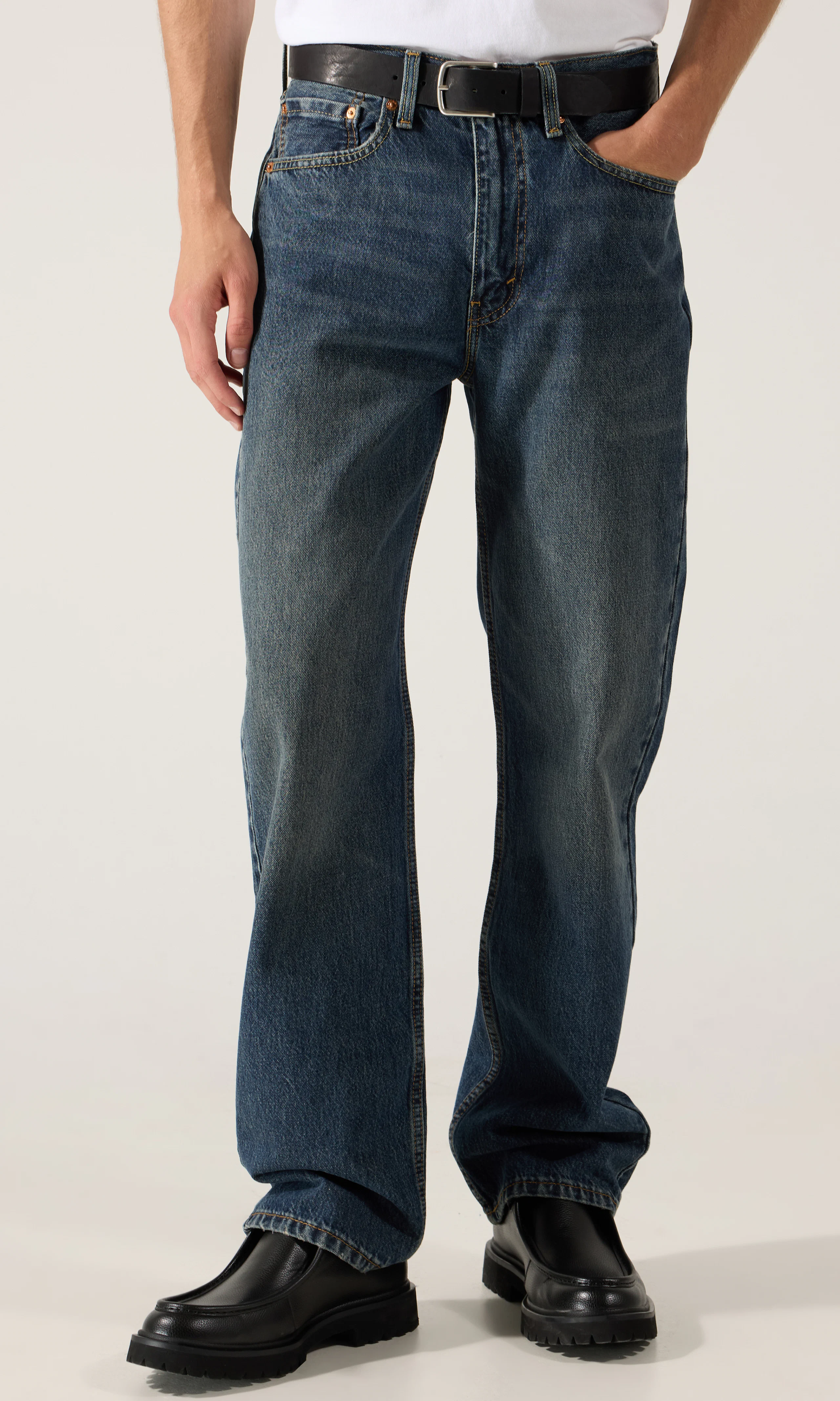 565™ Loose Straight Mörkblå Jeans. Front. Model.