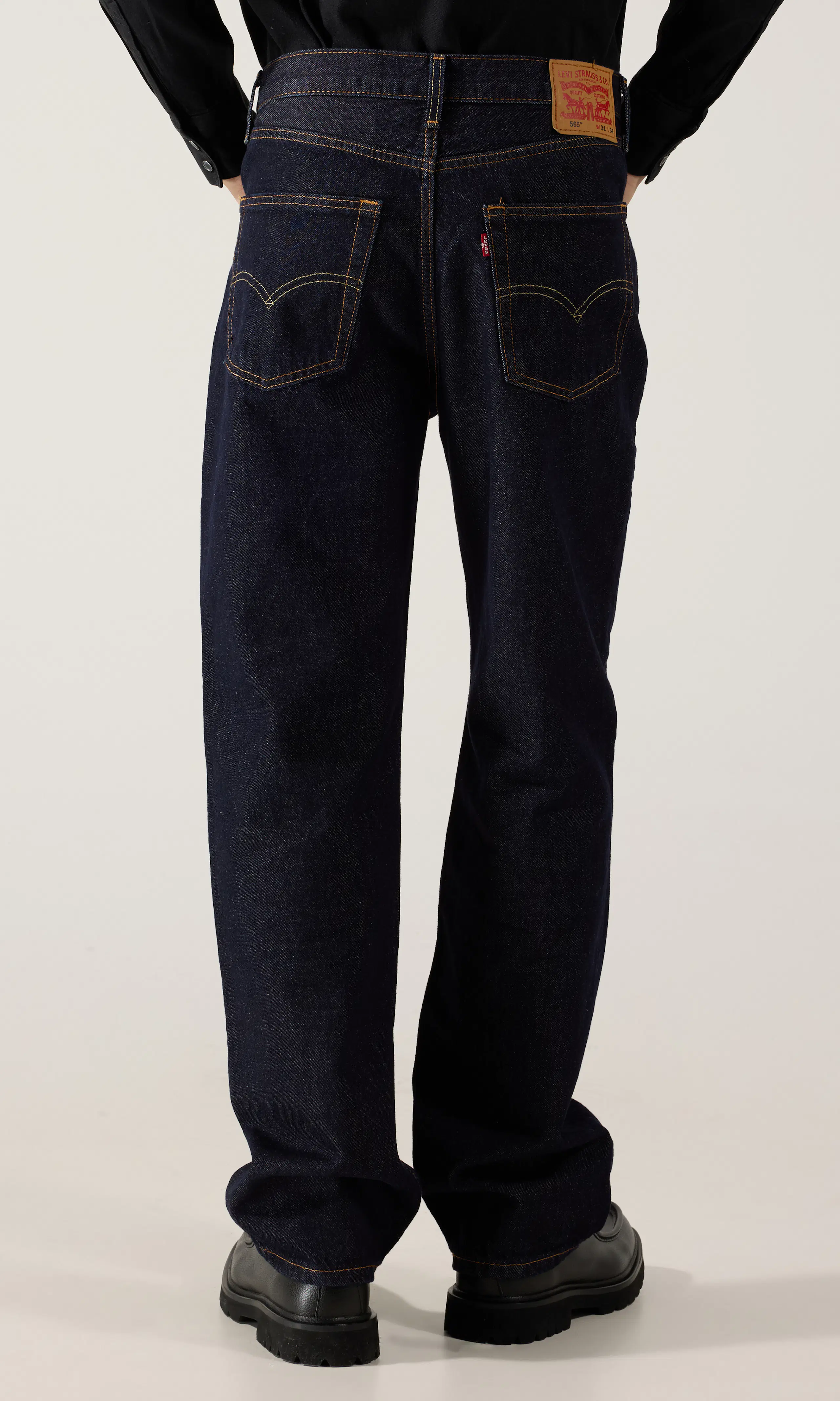 565™ Loose Straight Mørk Blå Jeans. Back. Model.