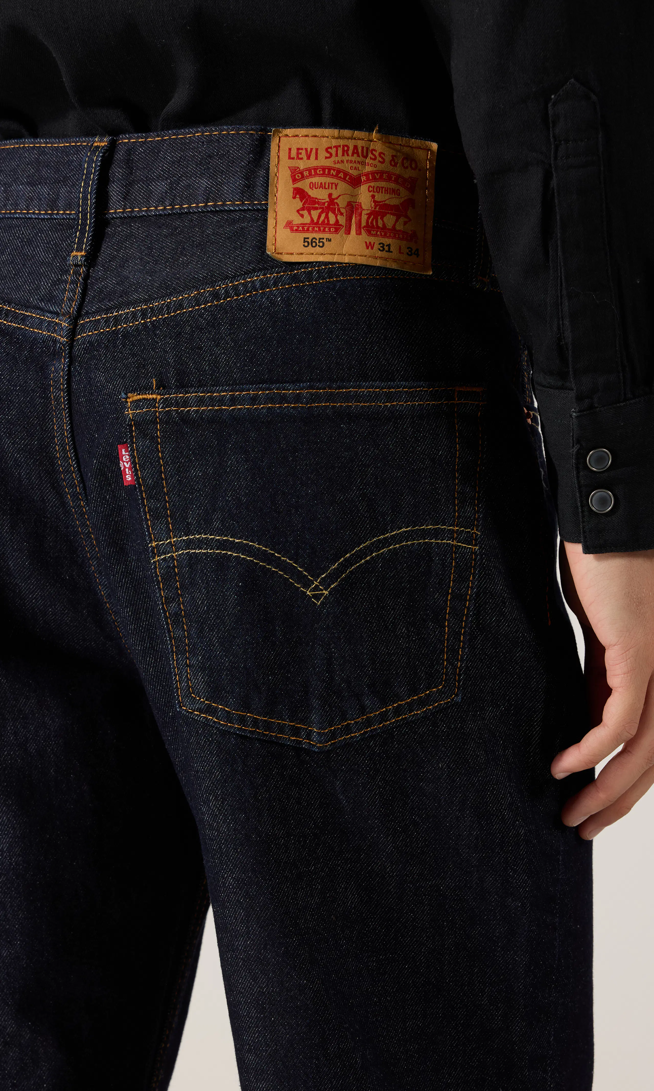 565™ Loose Straight Mørk Blå Jeans. Detail 1. Model.