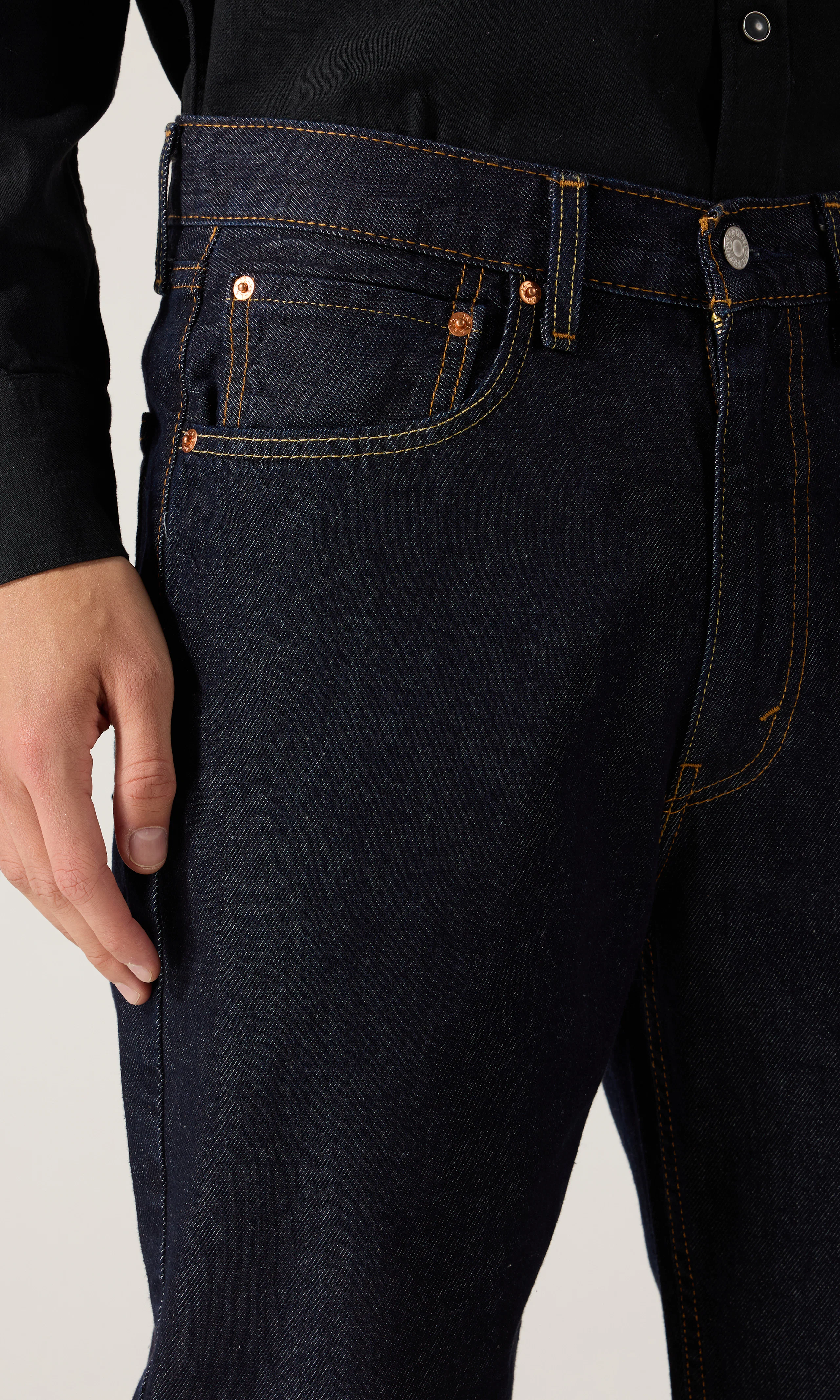 565™ Loose Straight Mørk Blå Jeans. Detail 2. Model.