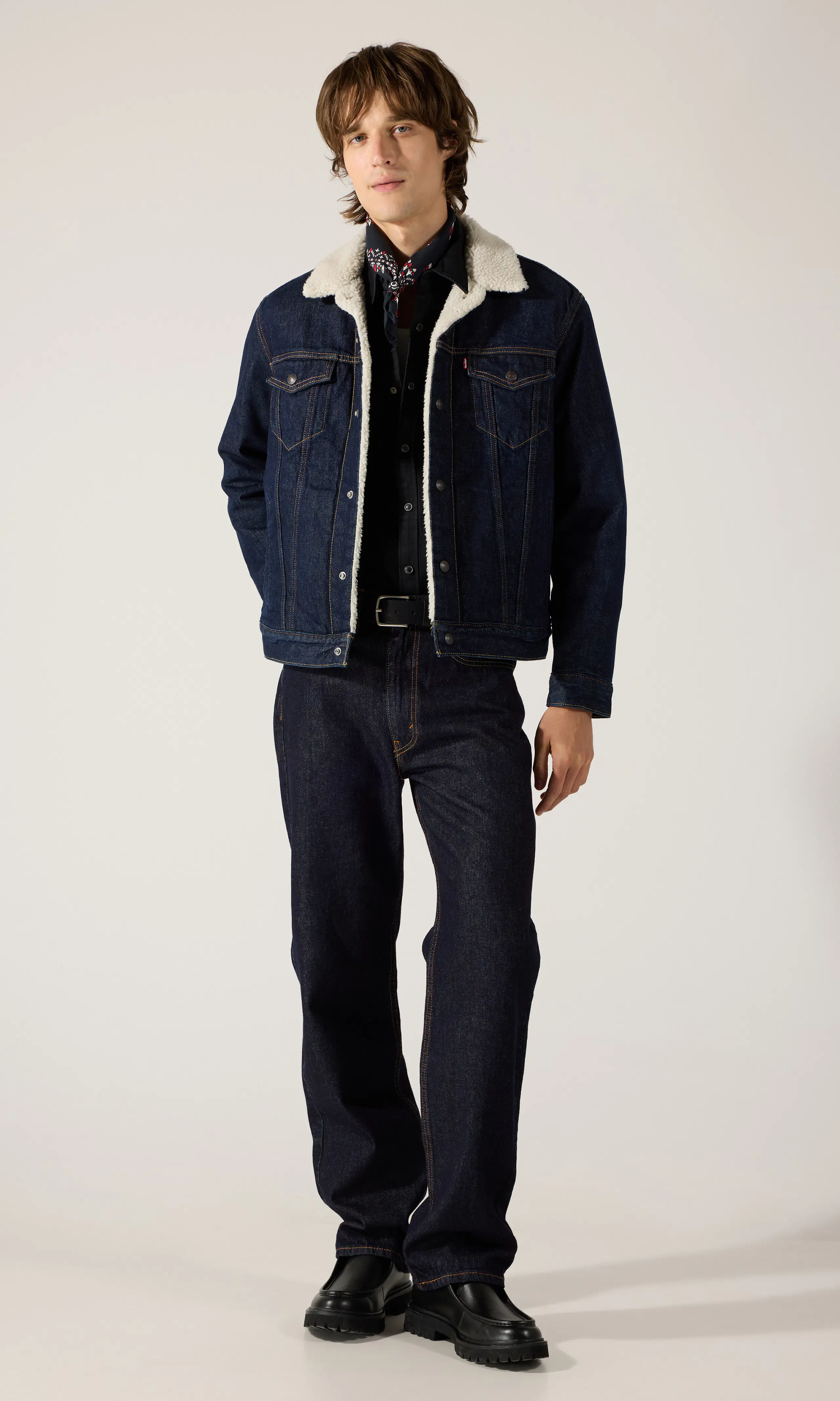 565™ Loose Straight Mørk Blå Jeans. Front 1. Model.