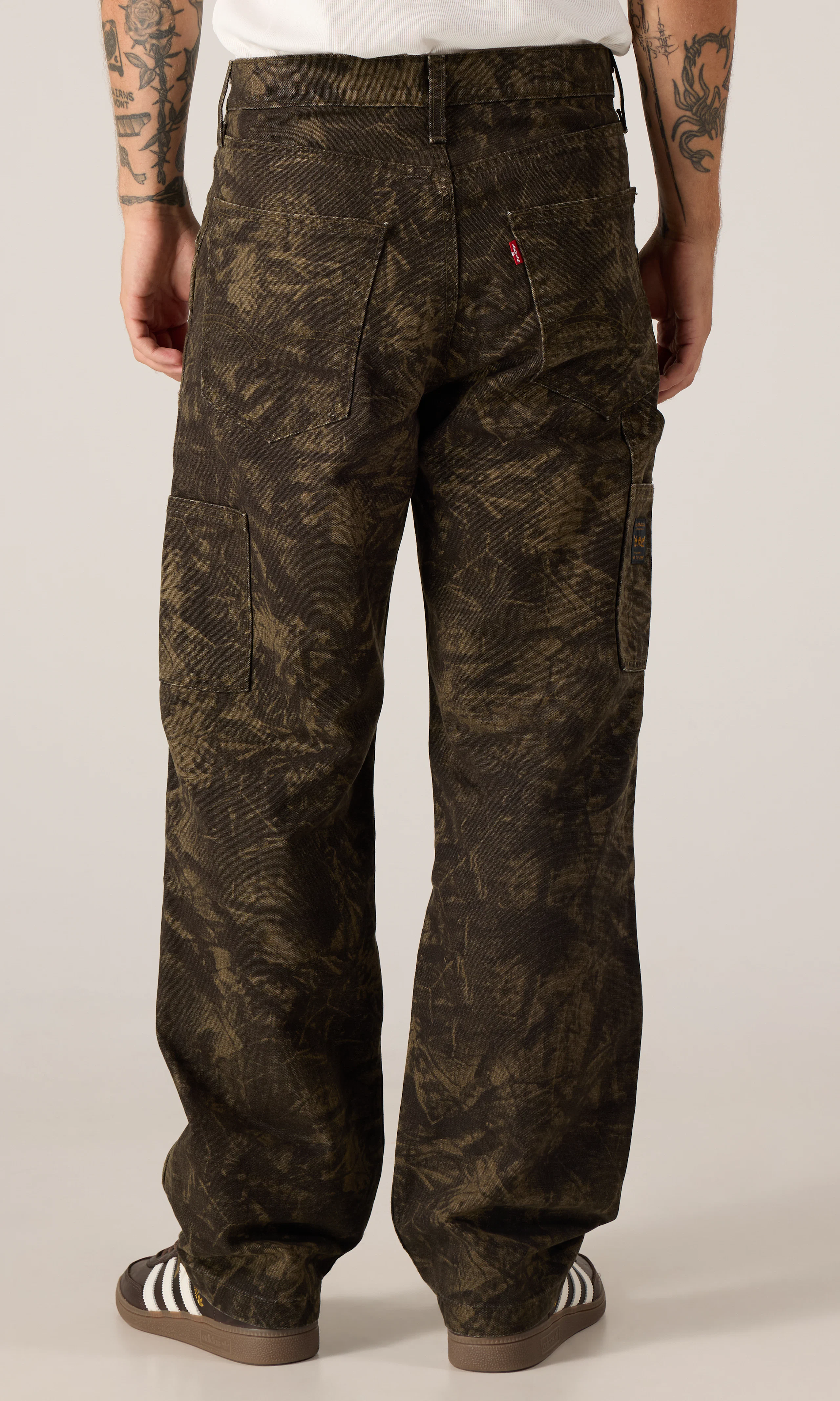 568™ Loose Straight Carpenter Camo Bukse. Back. Model.