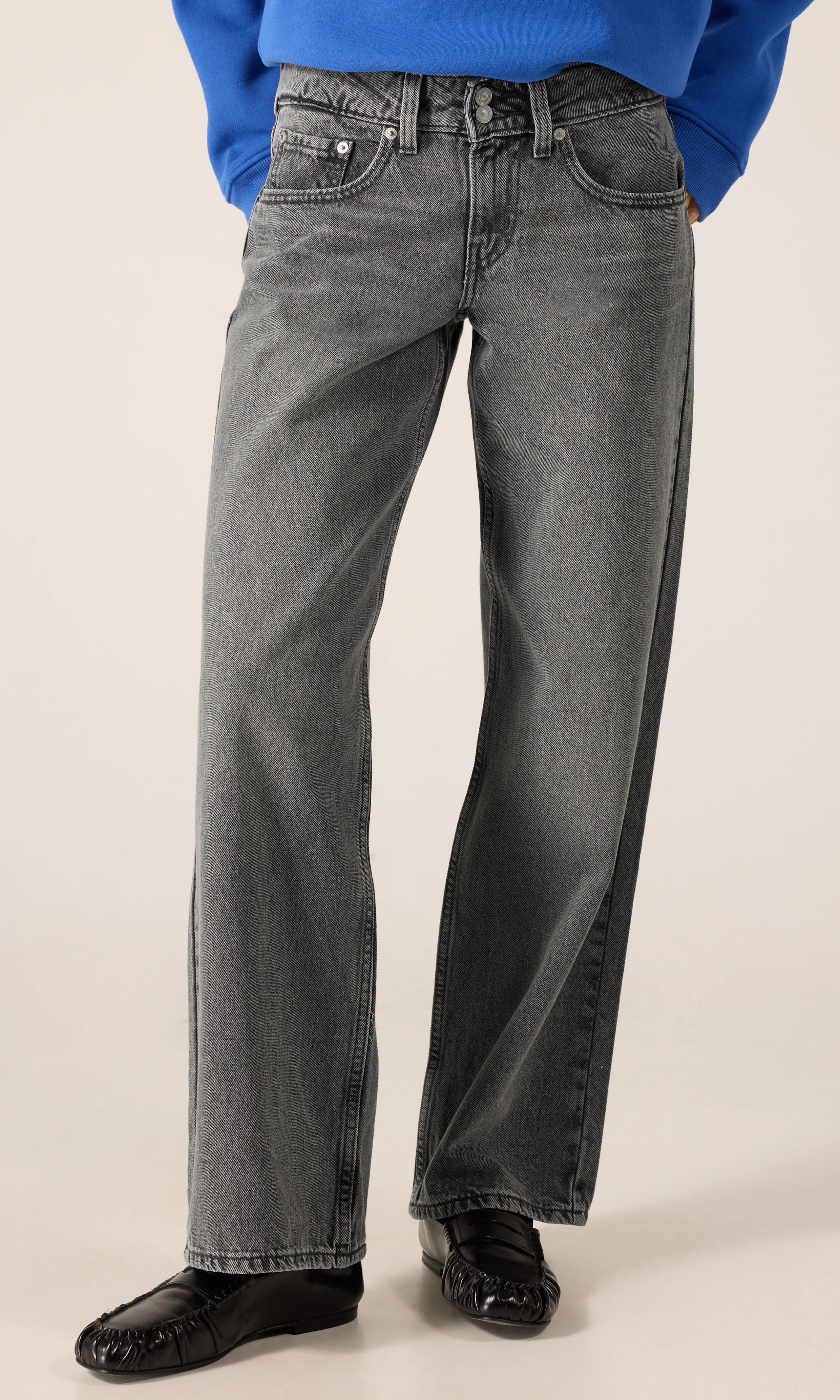 Superlow Loose Mørk Grå Jeans. Front. Model.