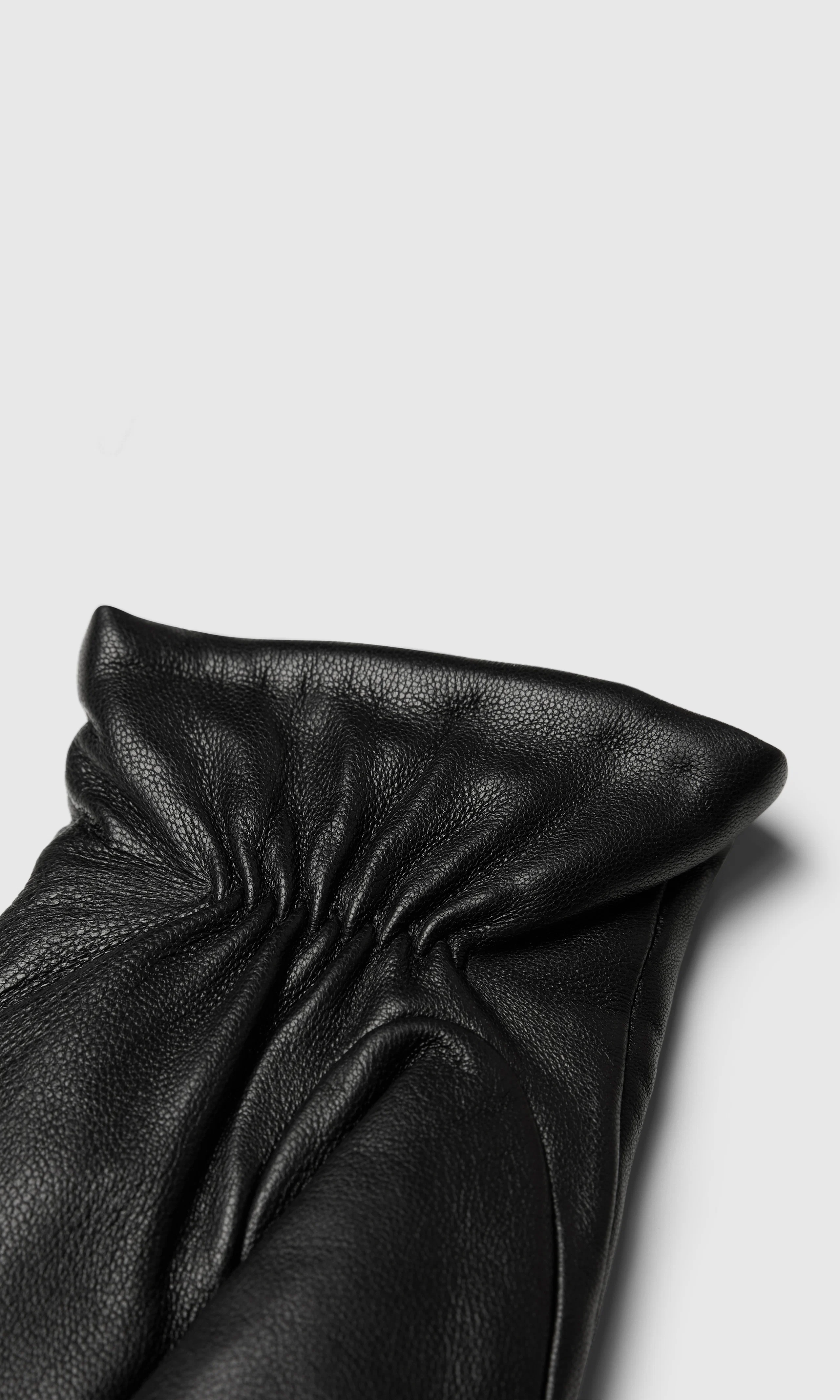 Leather Mitten votter. Detail 1. Flat.