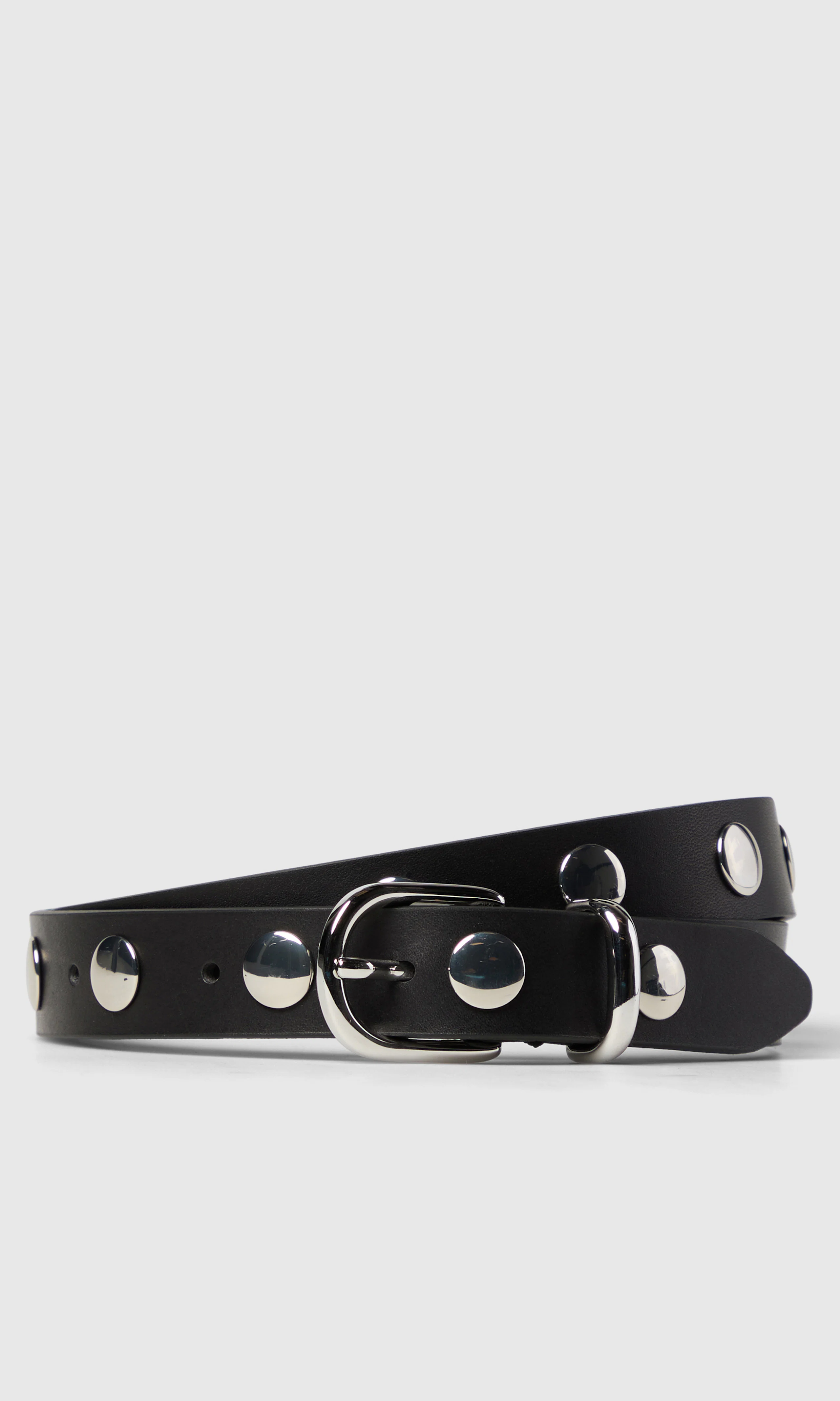 Leather Stud Skinnbelte. Front. Flat.