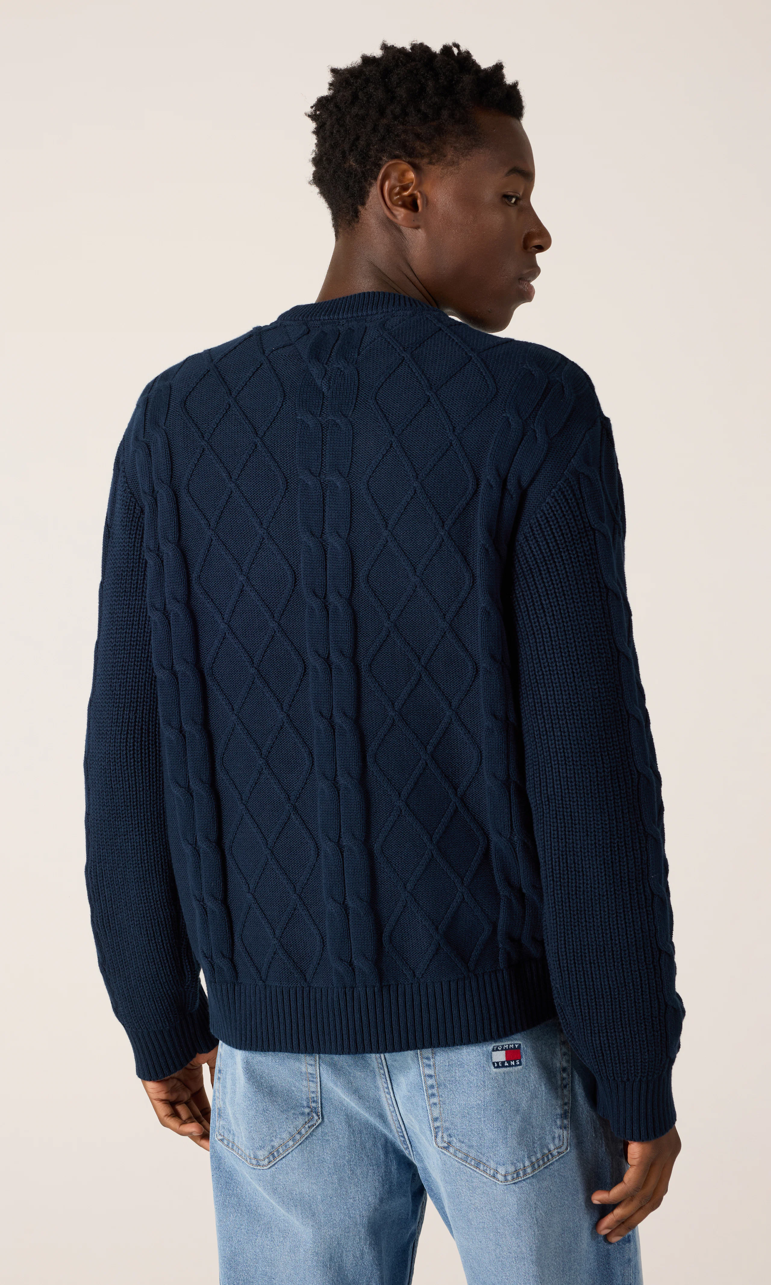 Regular Cable Knit Palmikkoneule. Back. Model.