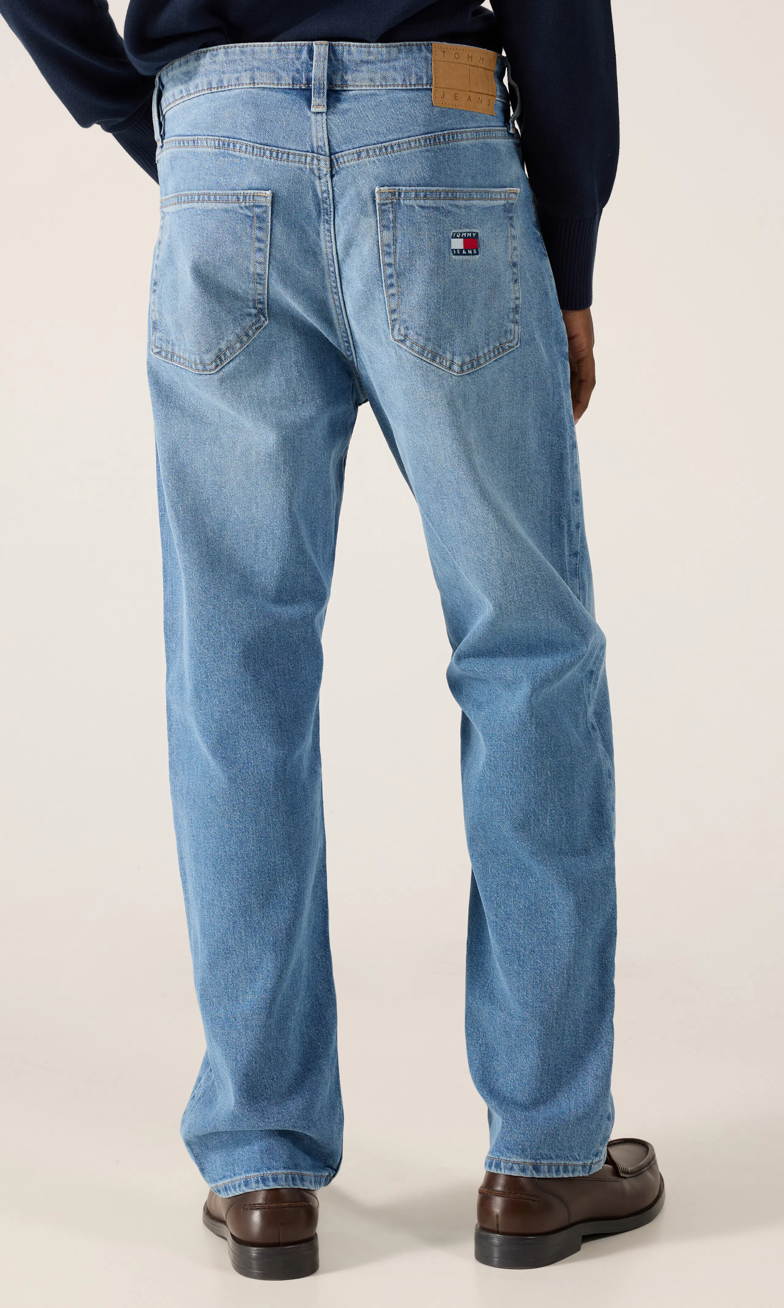 Otis Straight Medium Blå Jeans. Back. Model.