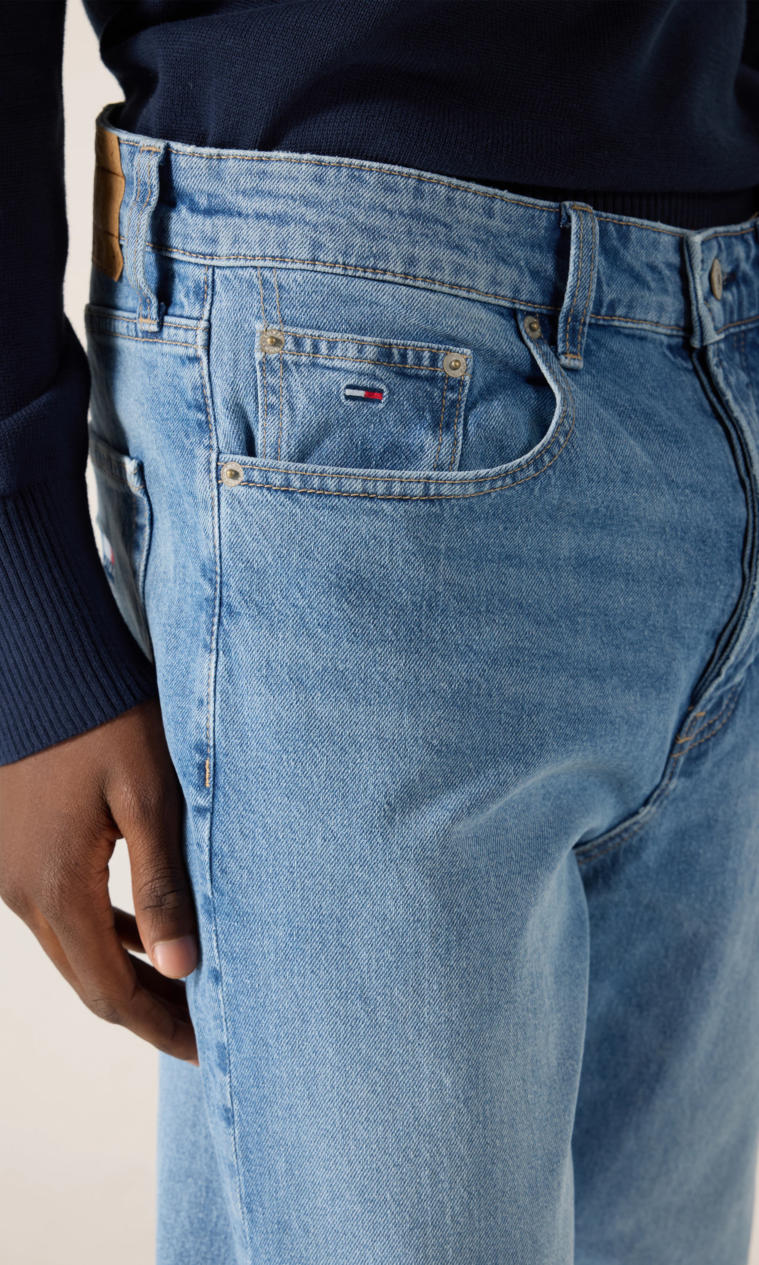 Otis Straight Medium Blå Jeans. Detail 2. Model.