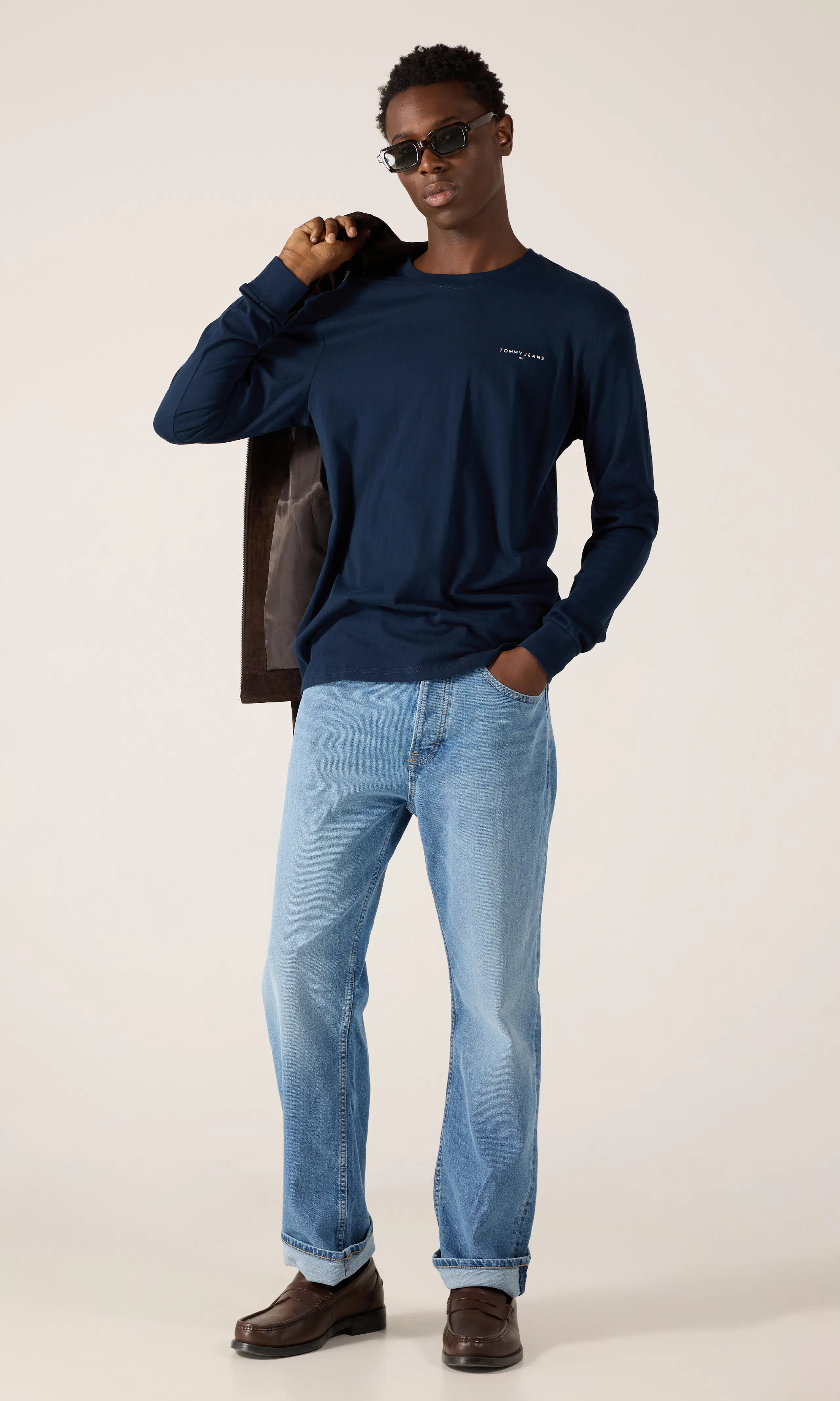 Otis Straight Medium Blå Jeans. Front 1. Model.