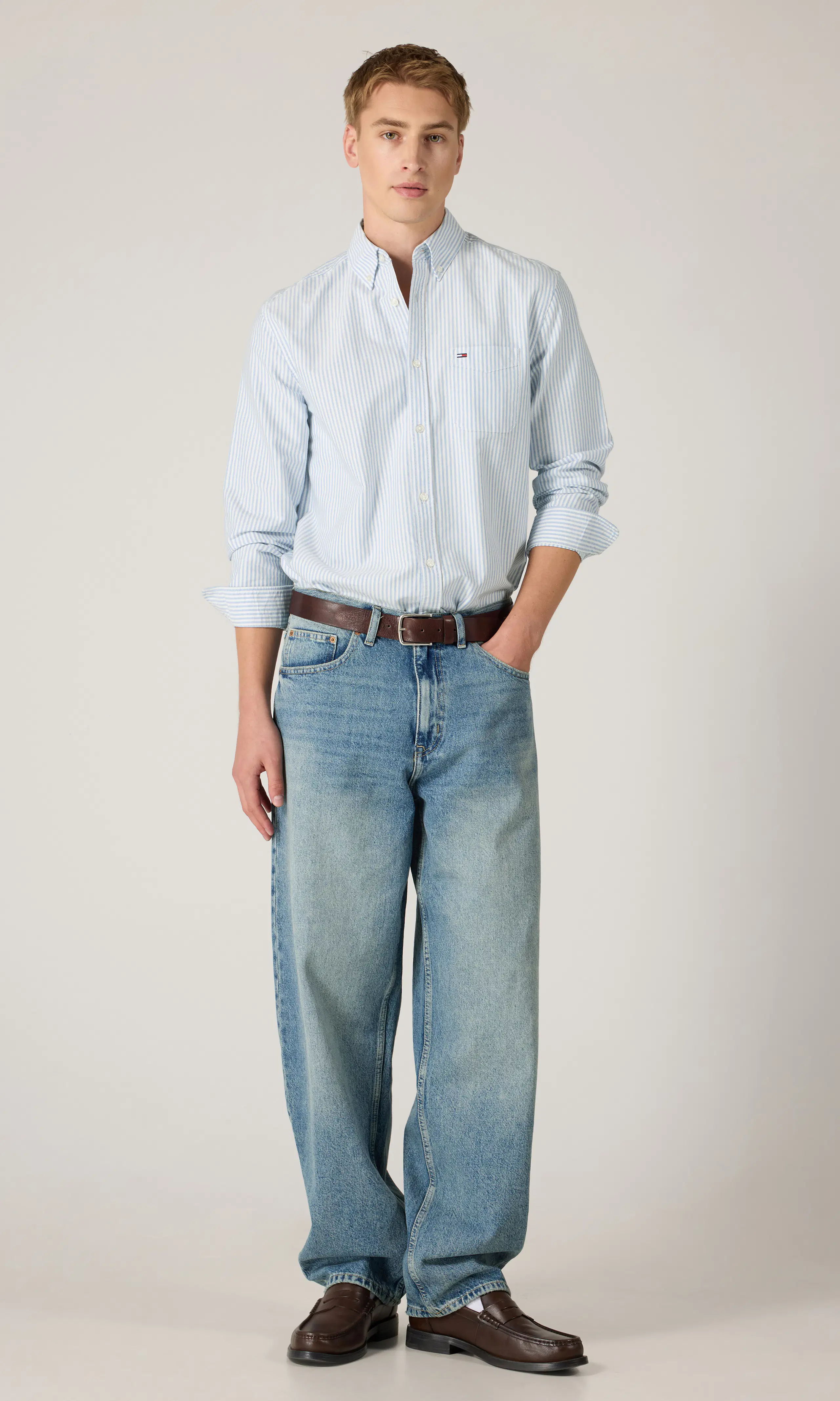 Regular Stripe Oxford Skjorte. Front 1. Model.