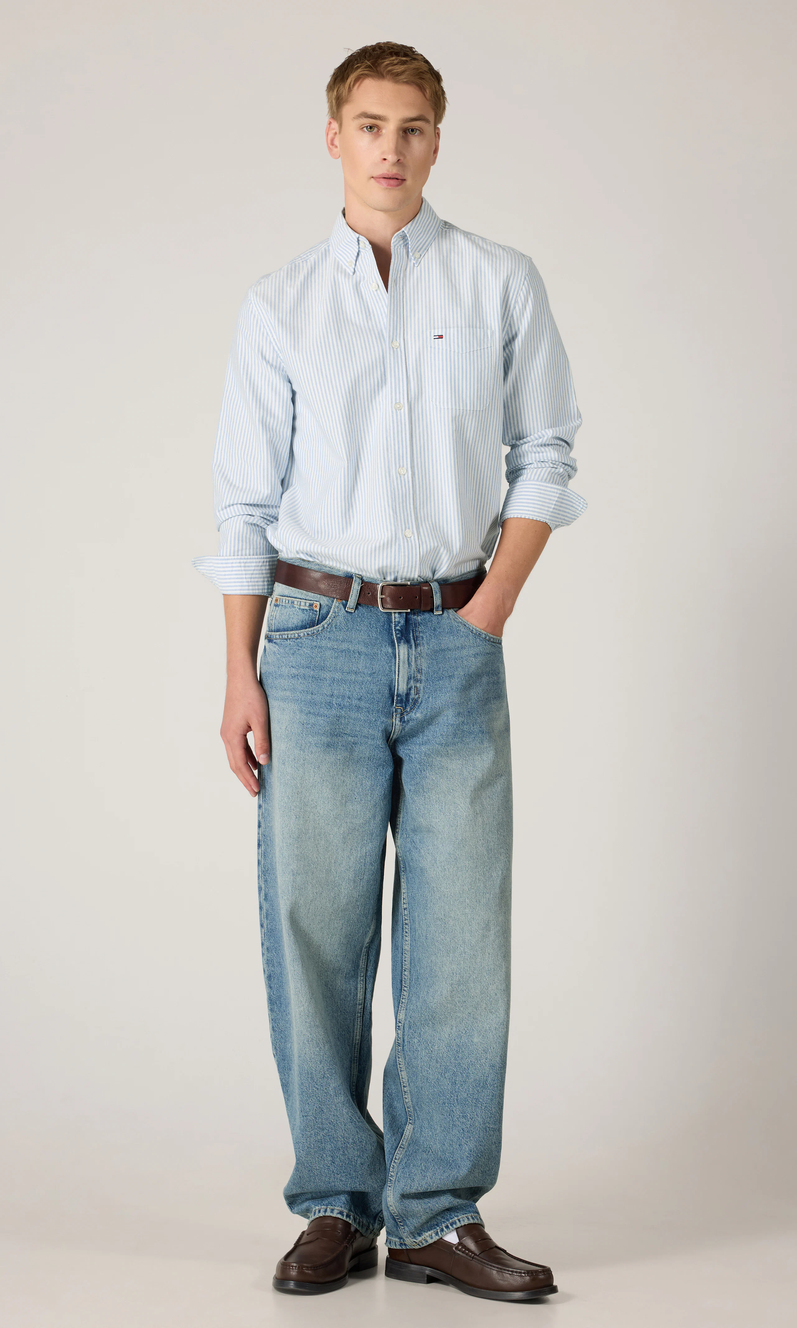 Regular Stripe Oxford Skjorte. Front 1. Model.