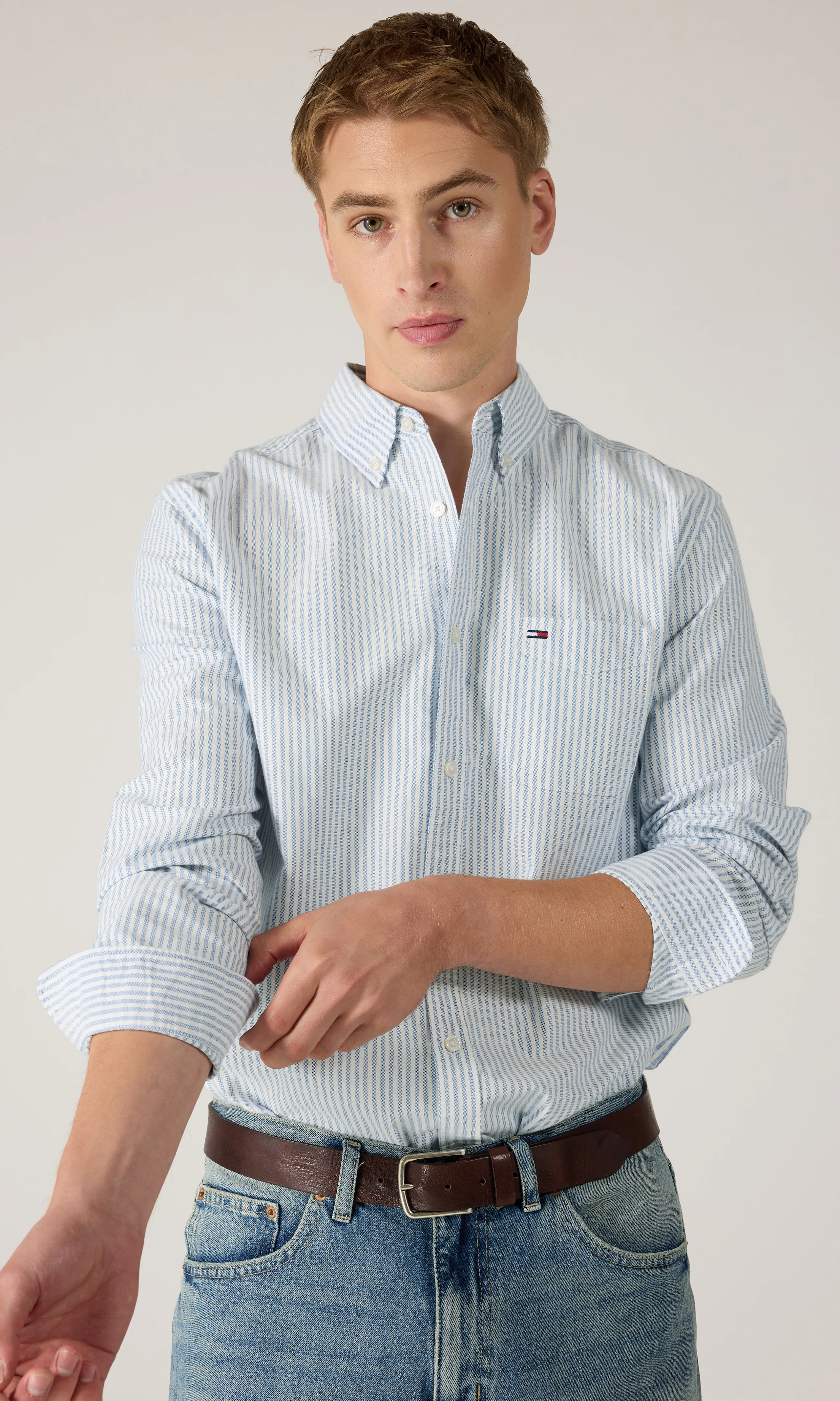 Regular Stripe Oxford Skjorte. Front. Model.