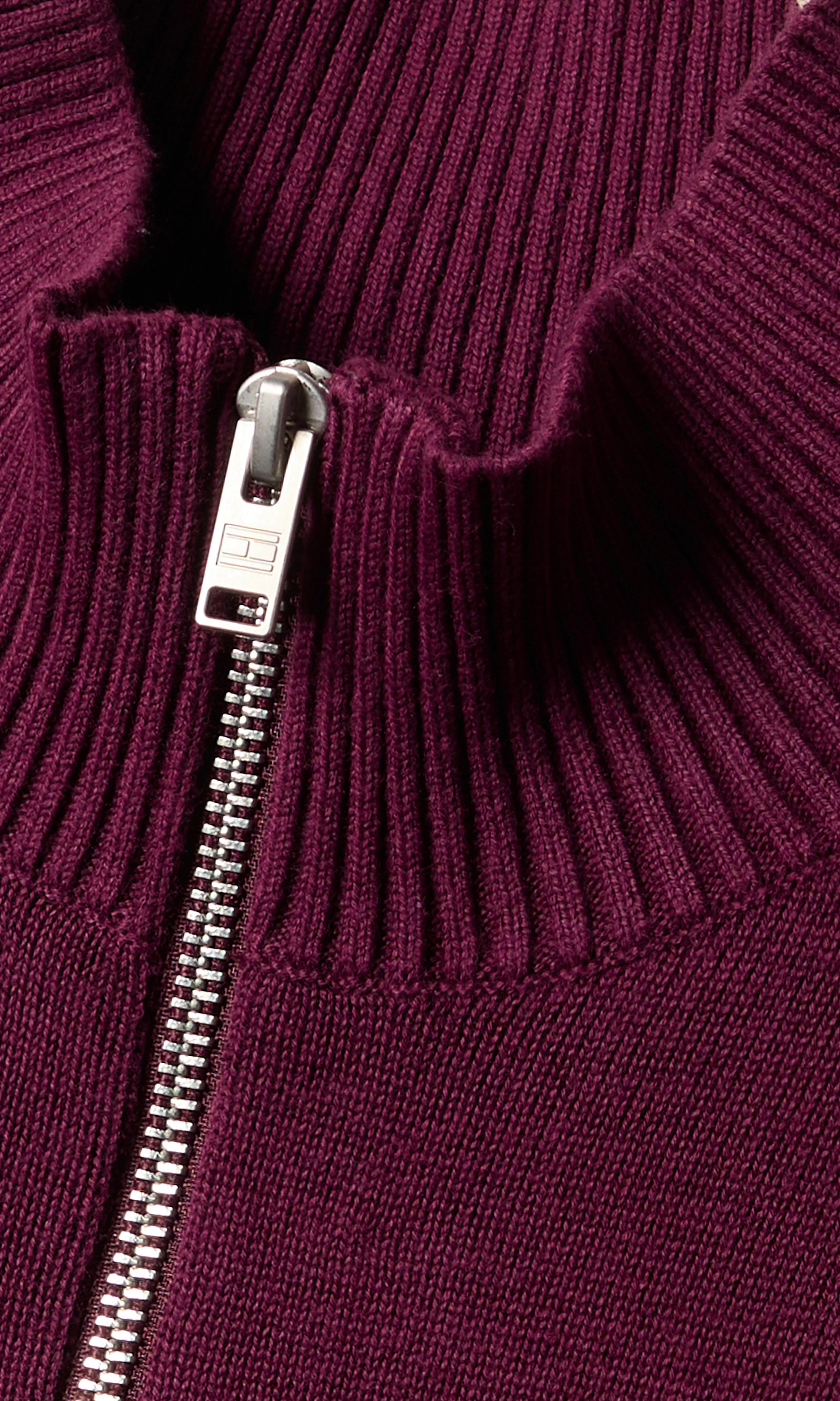 Flag Lightweight Slim Quarter-Zip Tröja. Detail 2. Flat.