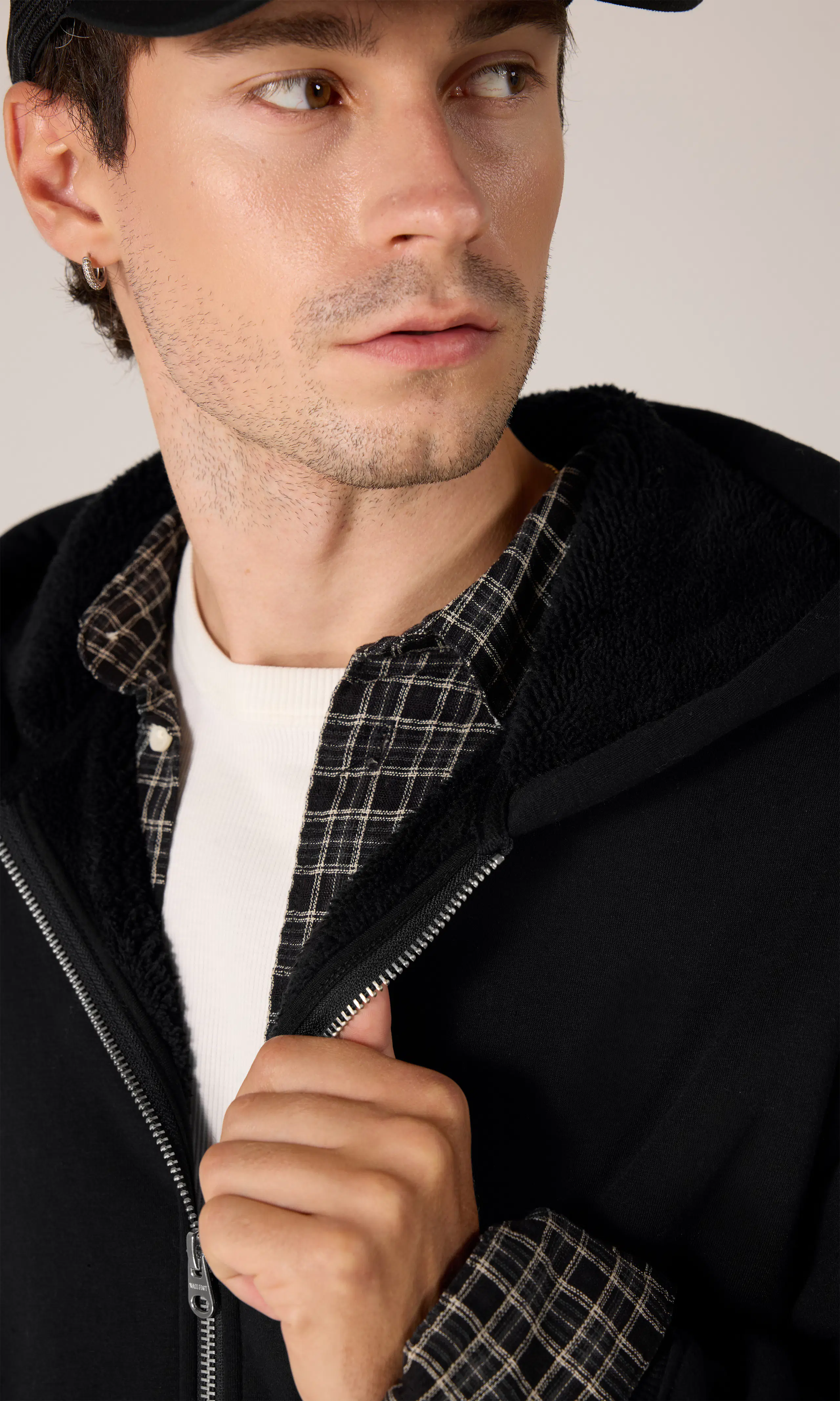 Sherpa Zip Hood Huvtröja. Detail 2. Model.