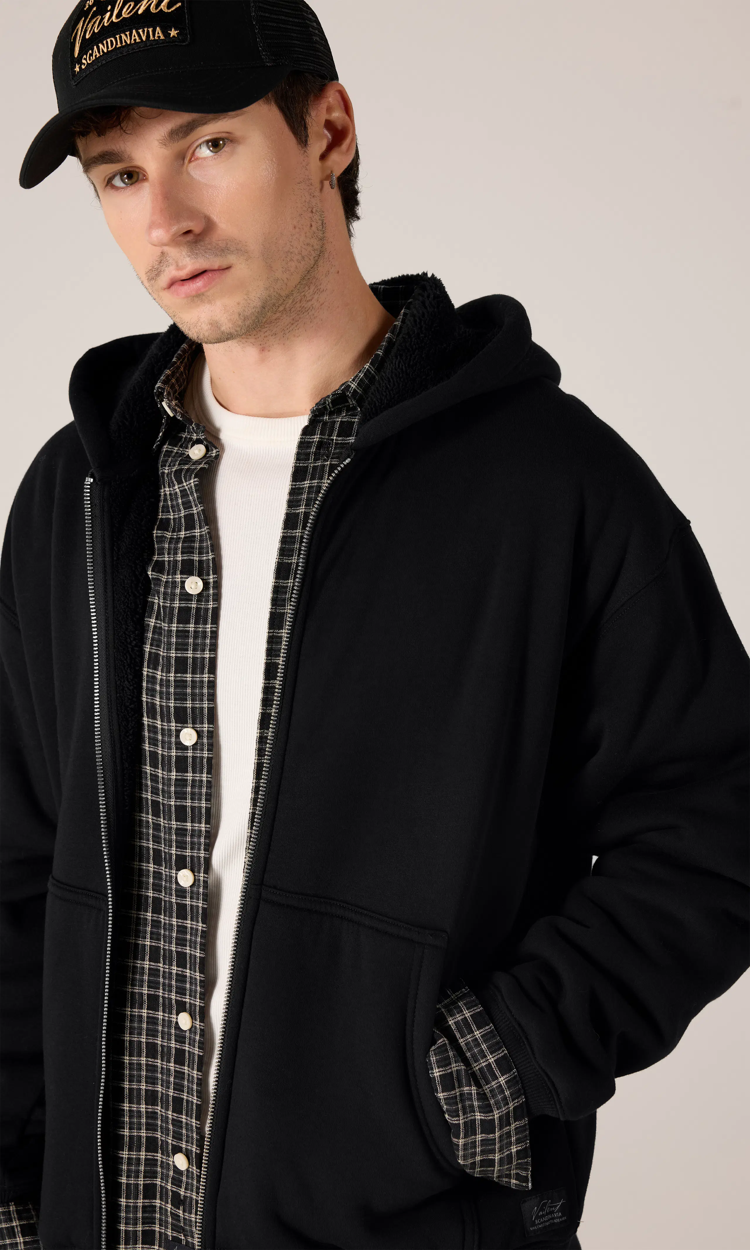 Sherpa Zip Hood Huvtröja. Front. Model.