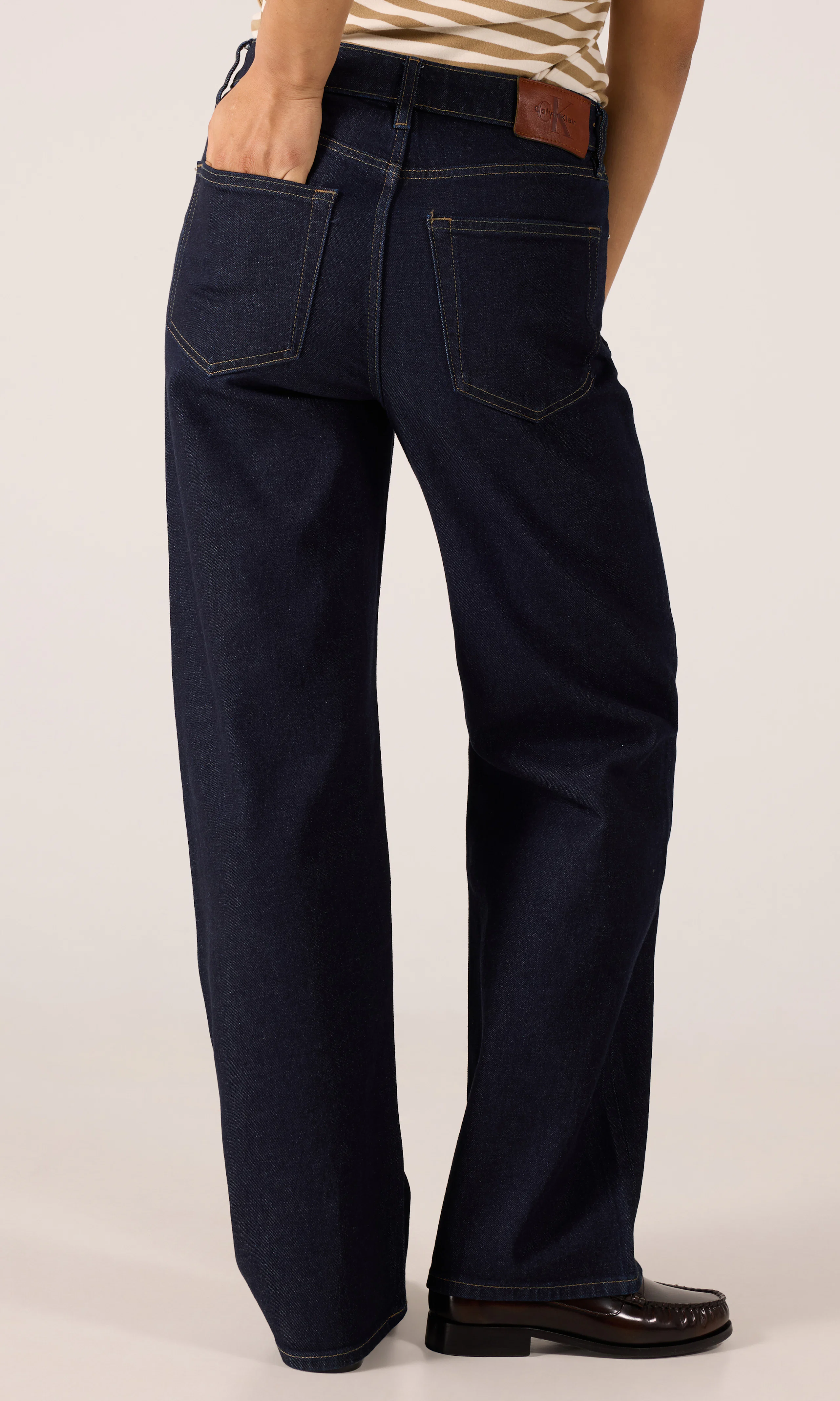 High Rise Loose Mörkblå Jeans. Back. Model.