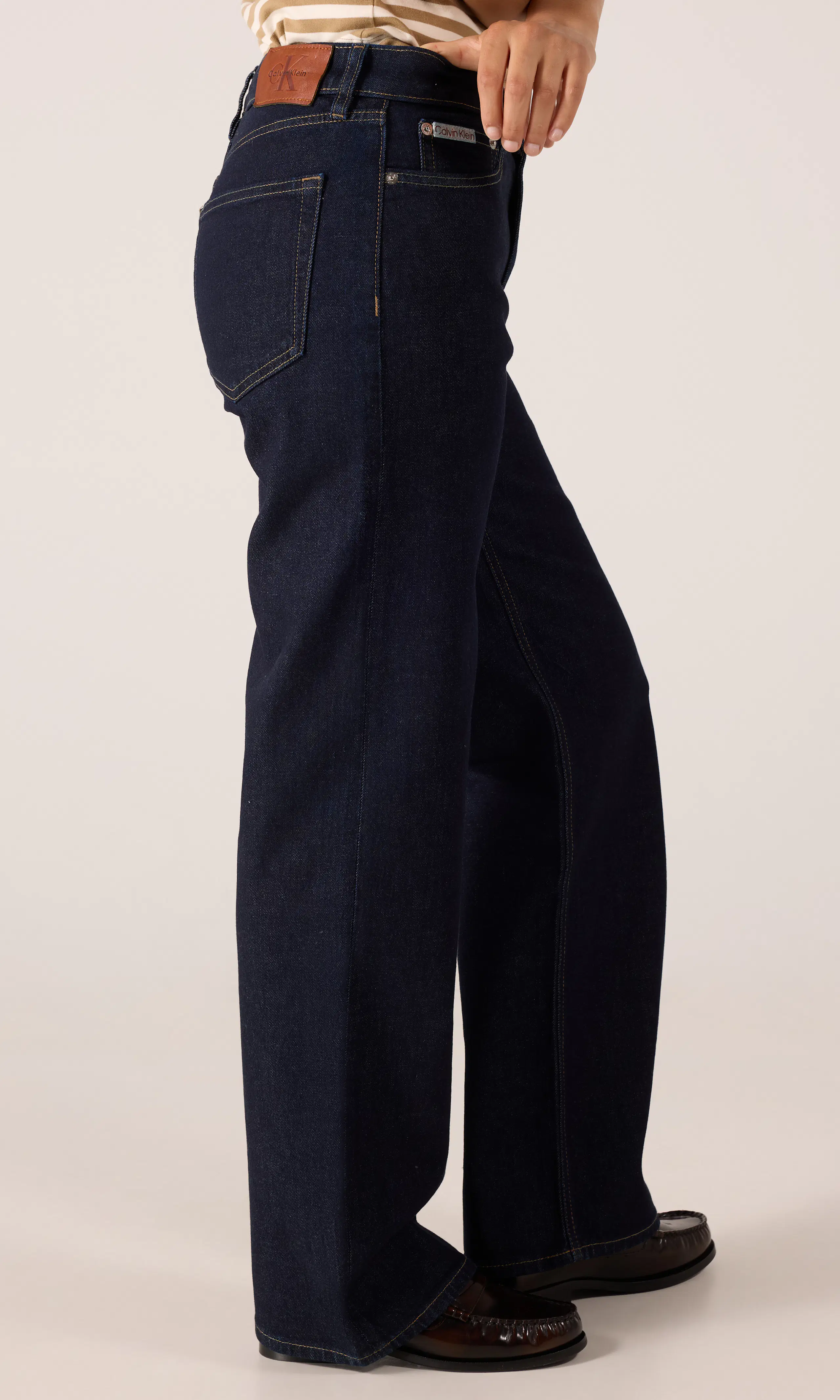 High Rise Loose Mörkblå Jeans. Front 2. Model.