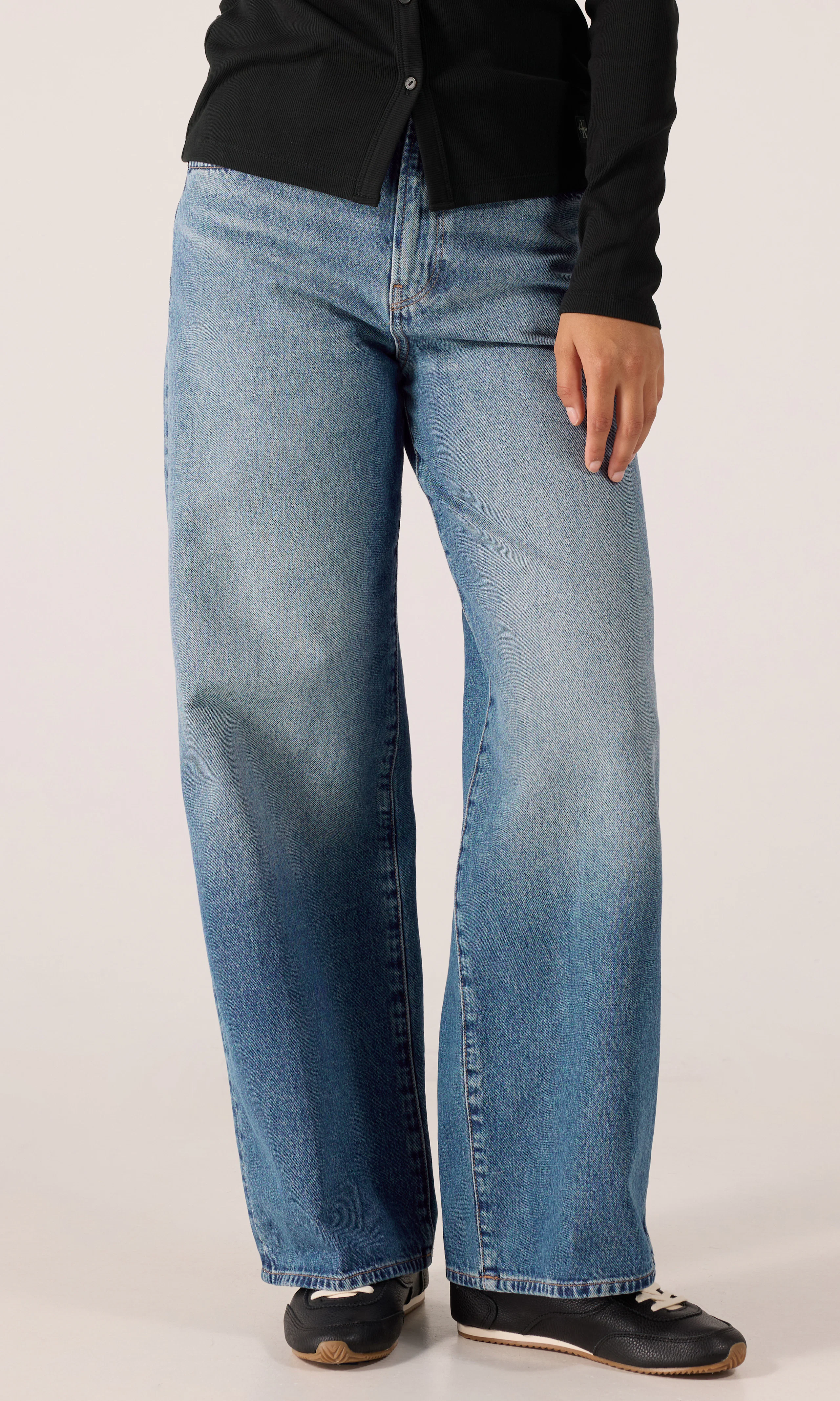 Wide Leg Medium Blå Jeans. Front. Model.