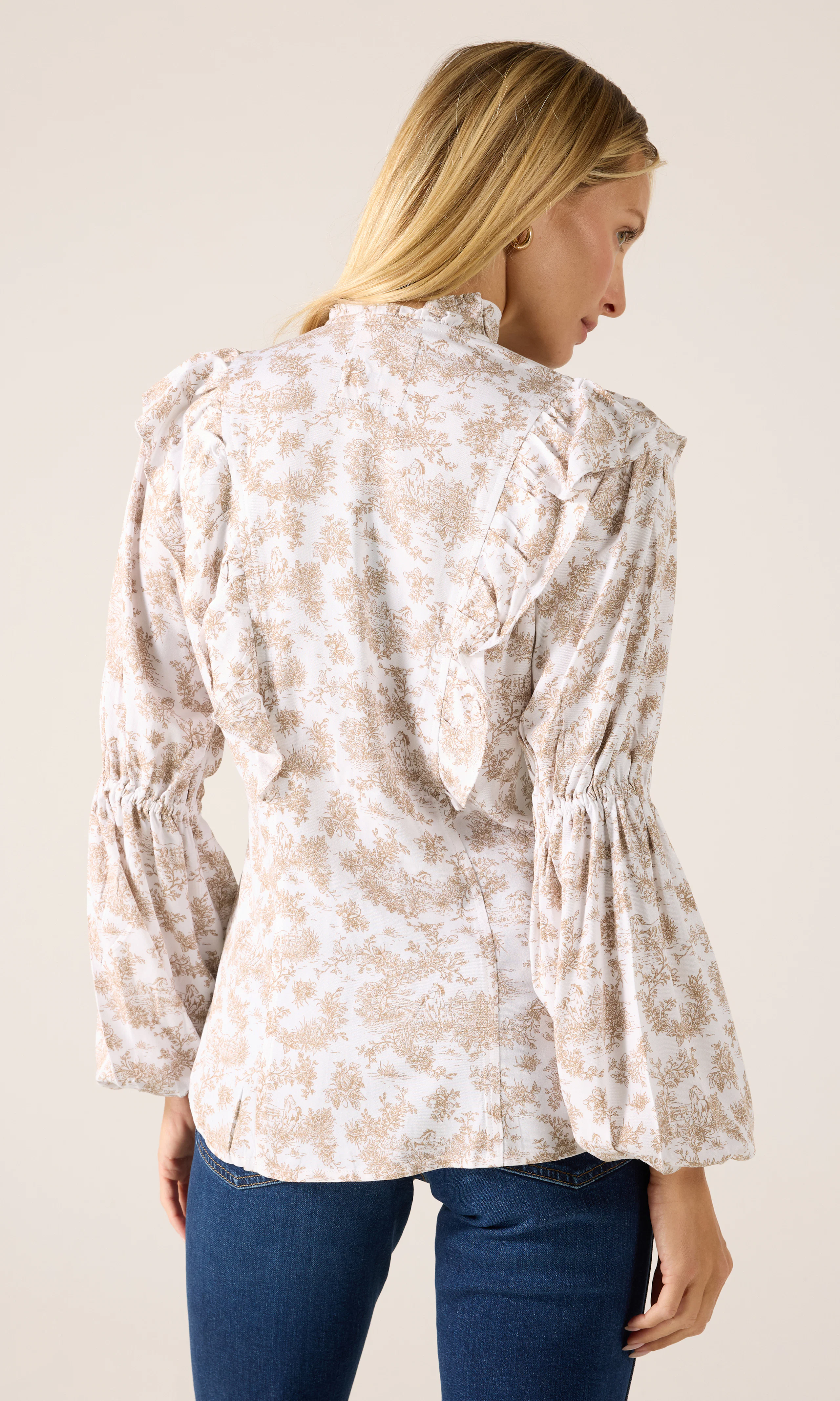 Lainey Wilson x Wrangler Lainey Blus. Back. Model.