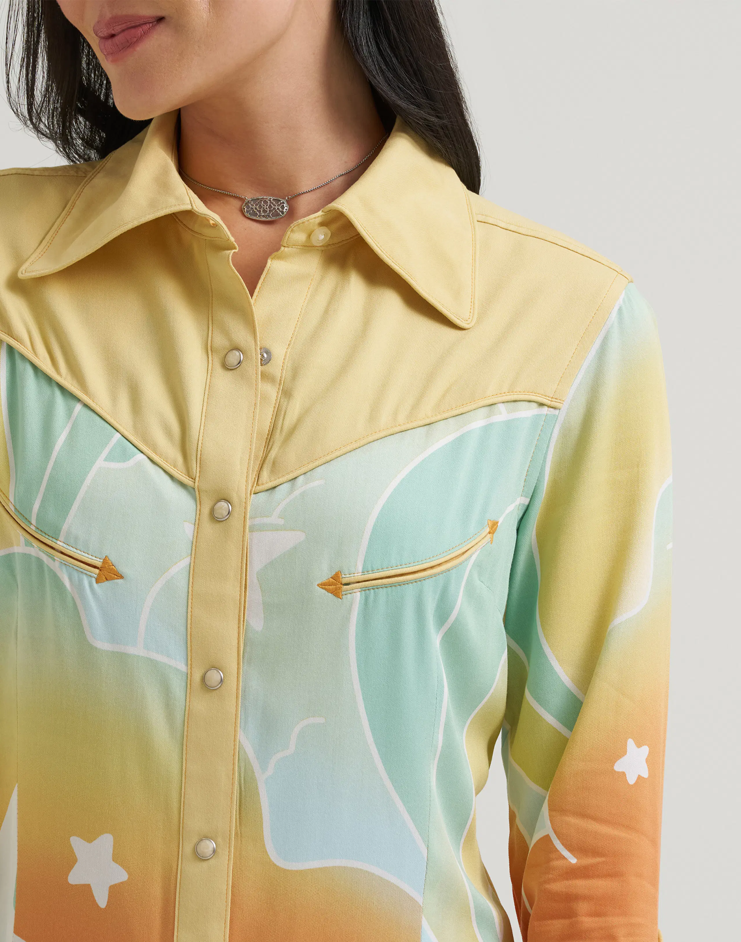 Lainey Wilson x  Wrangler Lainey Snap Skjorte. Detail 1. Unknown.