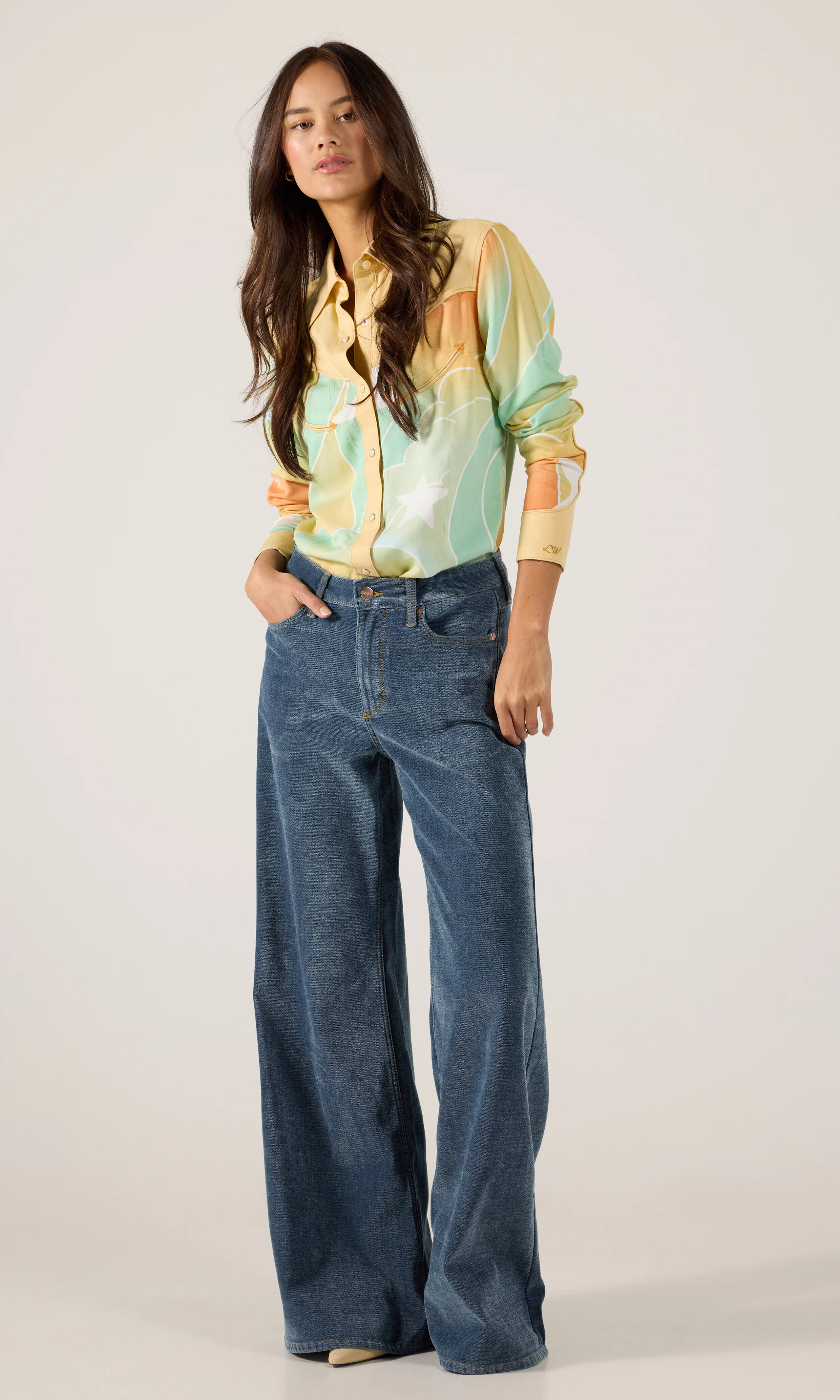 Lainey Wilson x  Wrangler Lainey Snap Skjorte. Front 1. Model.