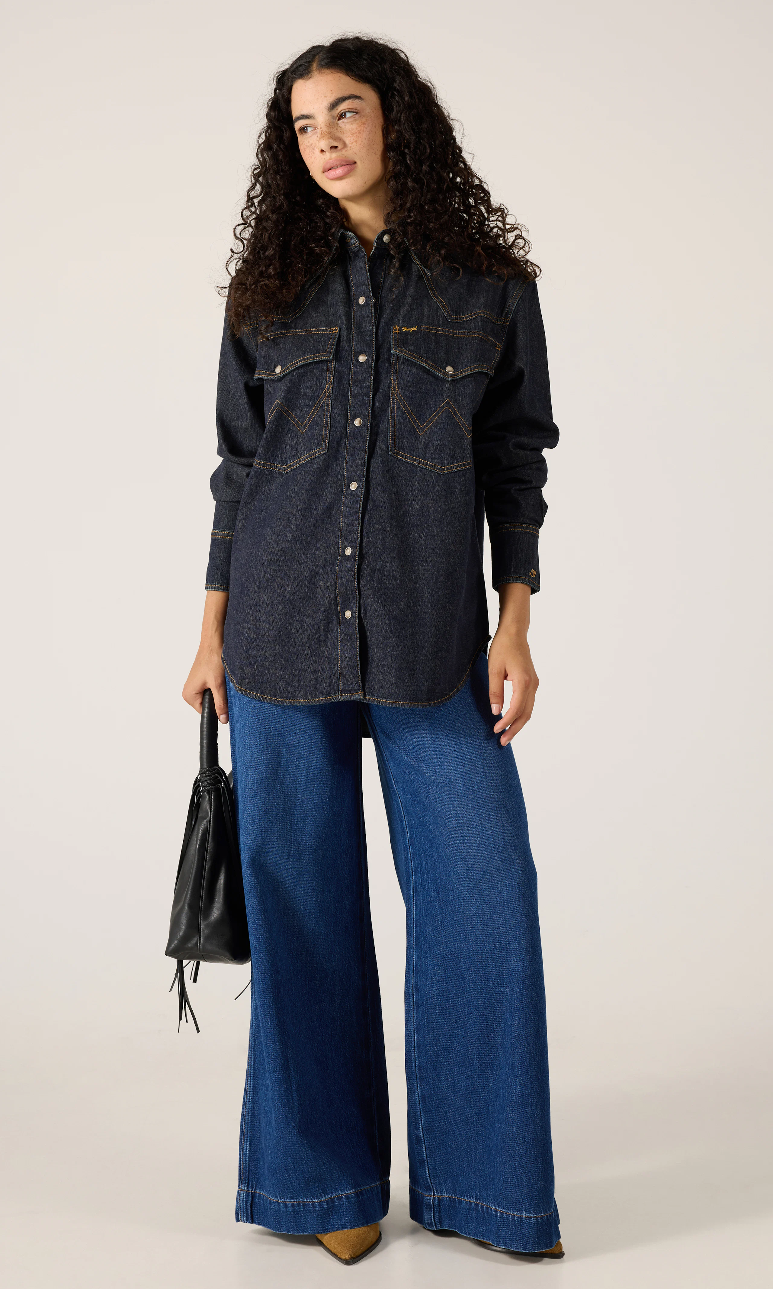 Lainey Wilson x Wrangler Boyfriend Denimskjorta. Front 1. Model.