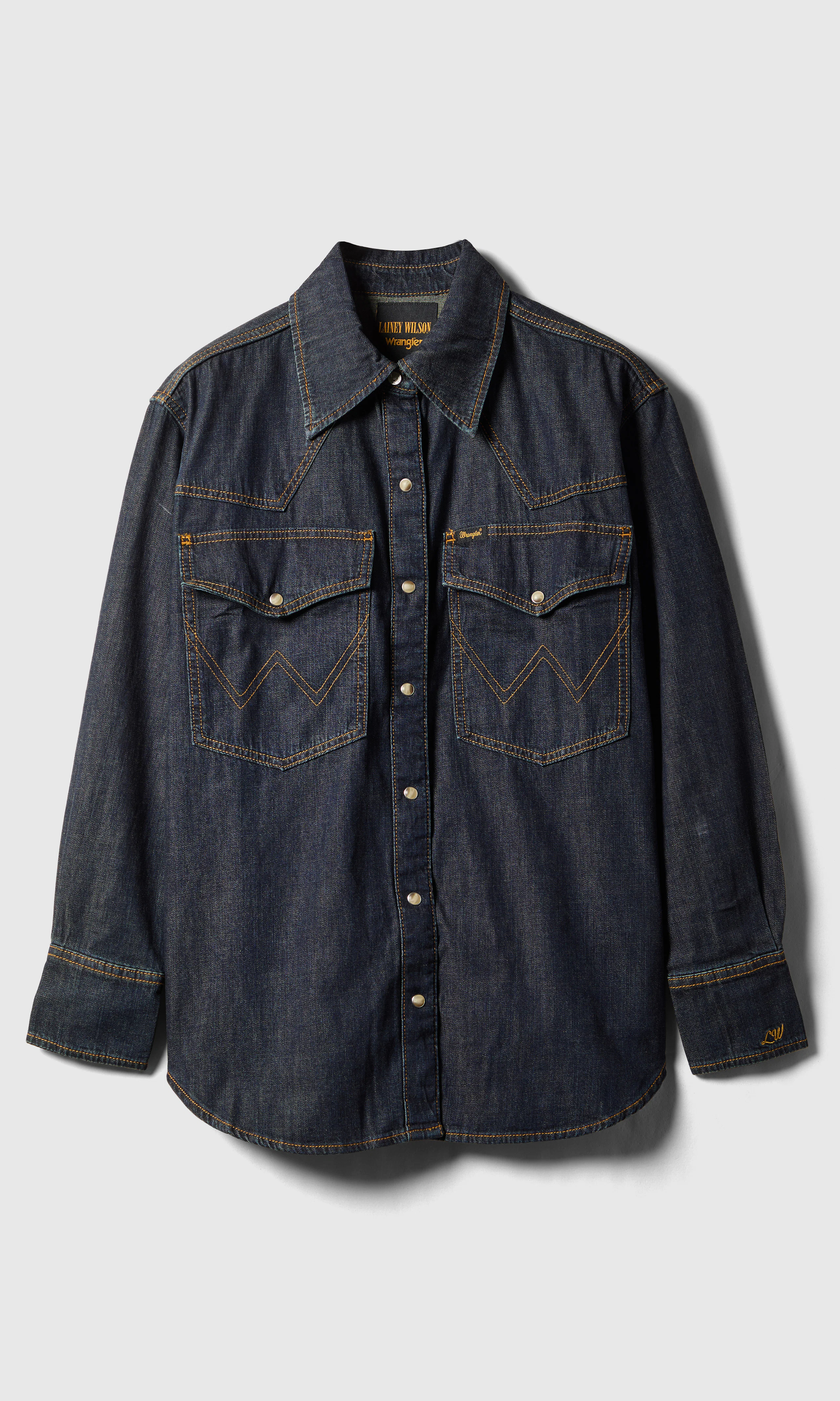 Lainey Wilson x Wrangler Boyfriend Denimskjorta. Front. Flat.