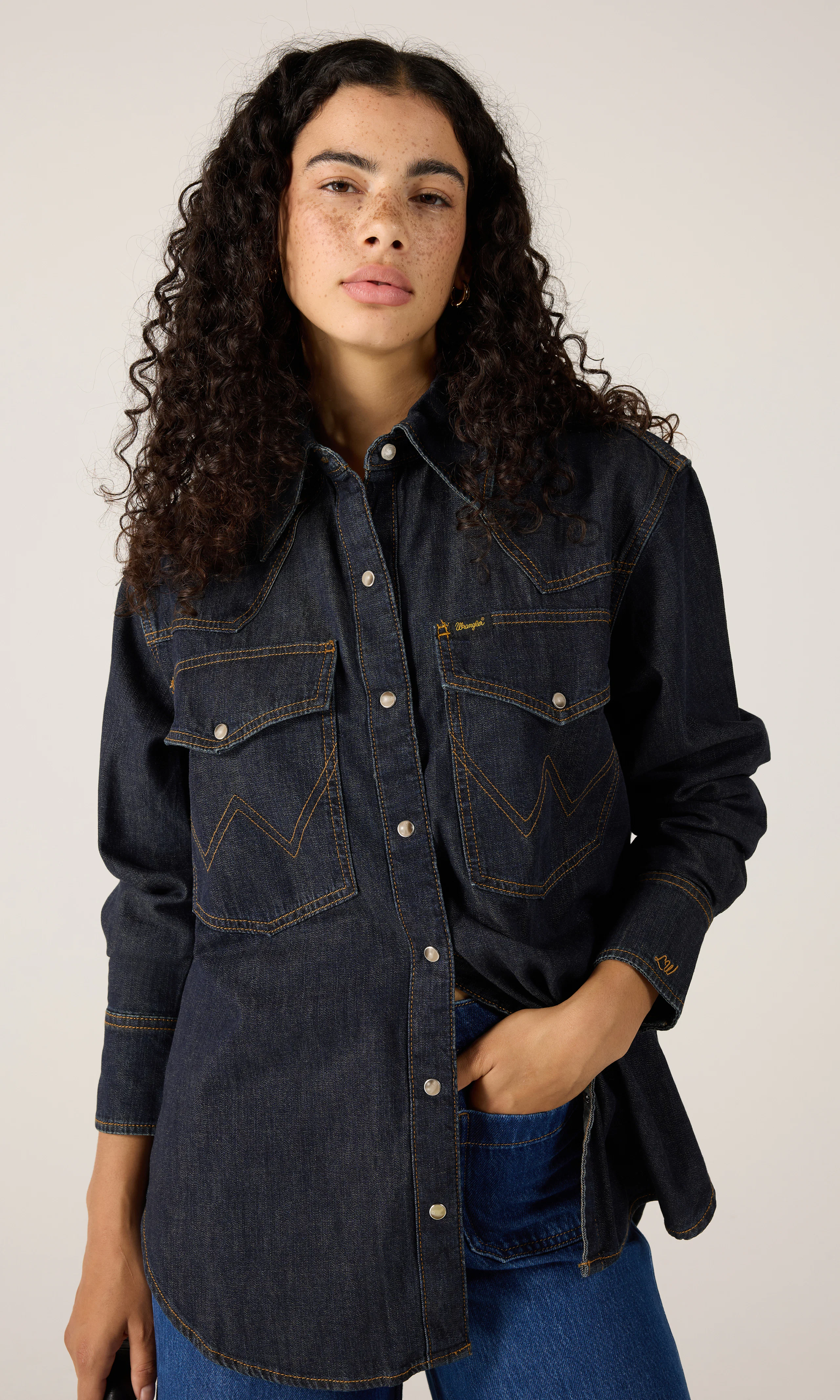 Lainey Wilson x Wrangler Boyfriend Denimskjorta. Front. Model.