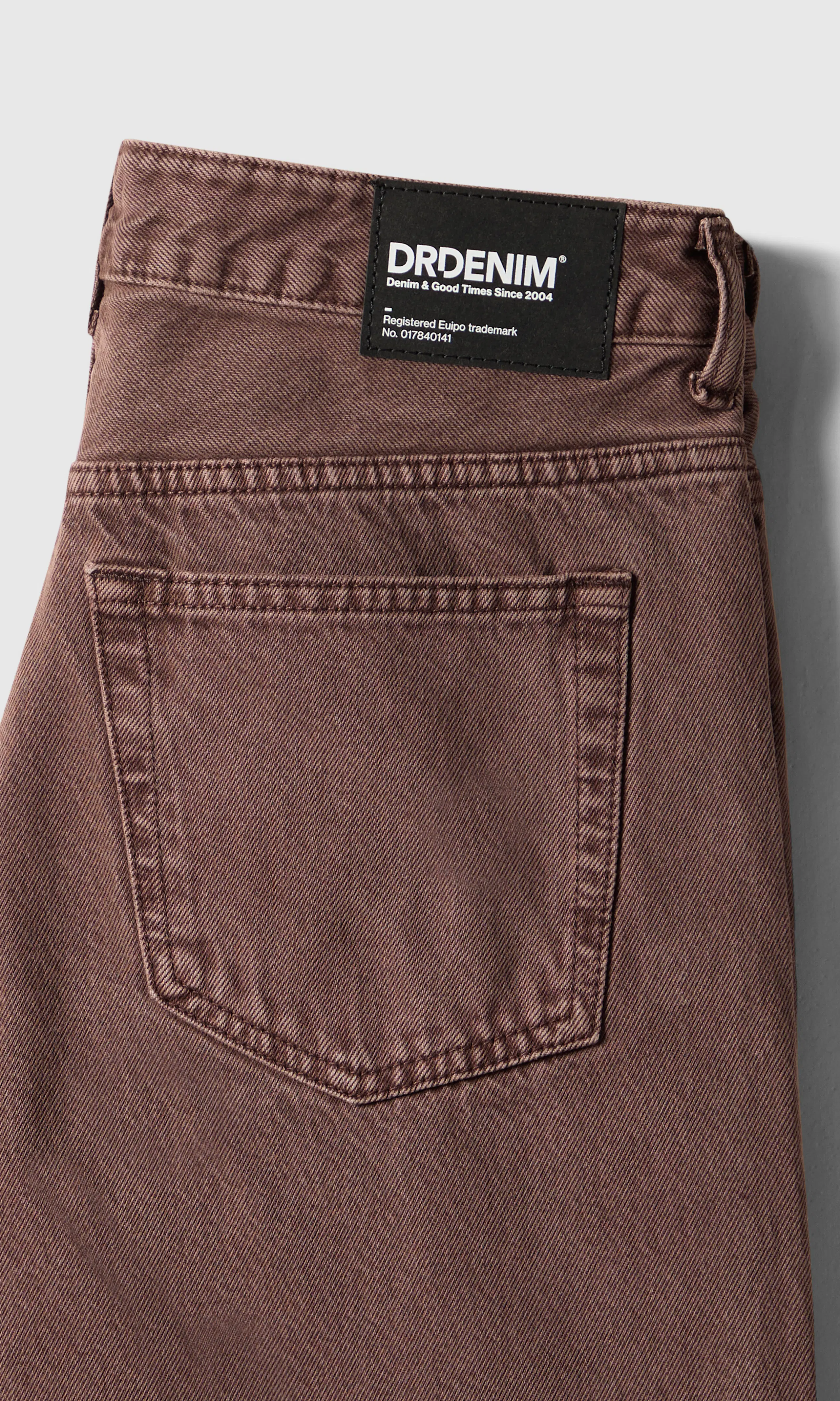 Rhue Low Wide Jeans. Detail 1. Flat.
