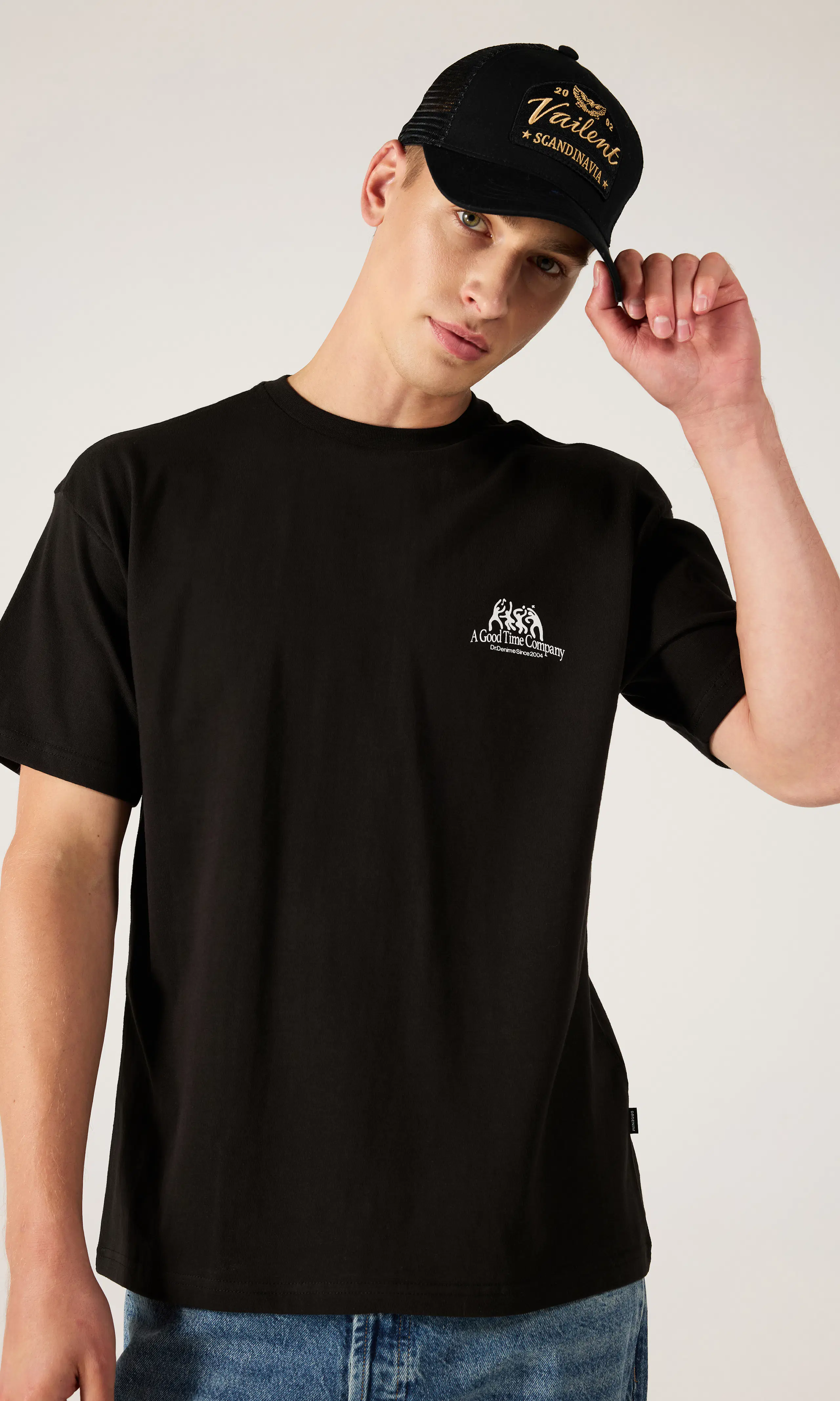 Trooper Tee T-Skjorte. Front 1. Model.