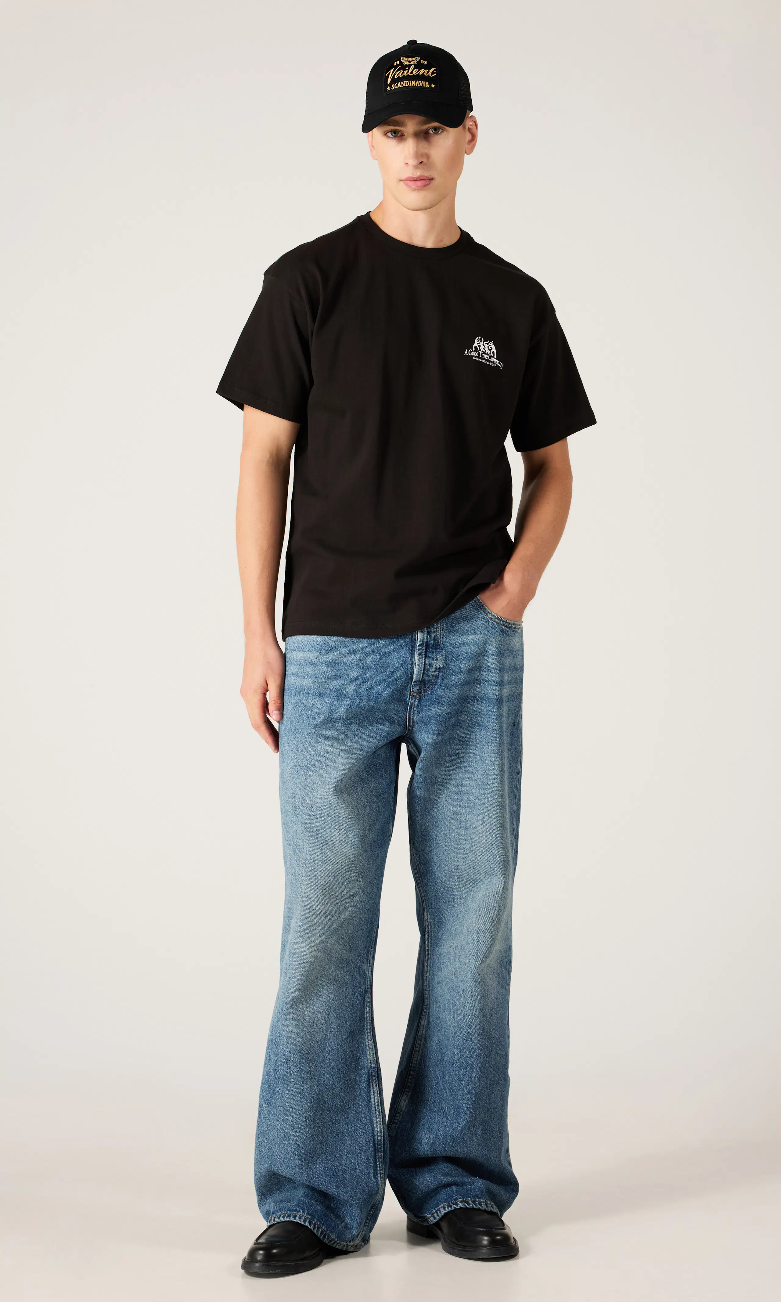 Rift Wide Bootcut Jeans. Front 1. Model.