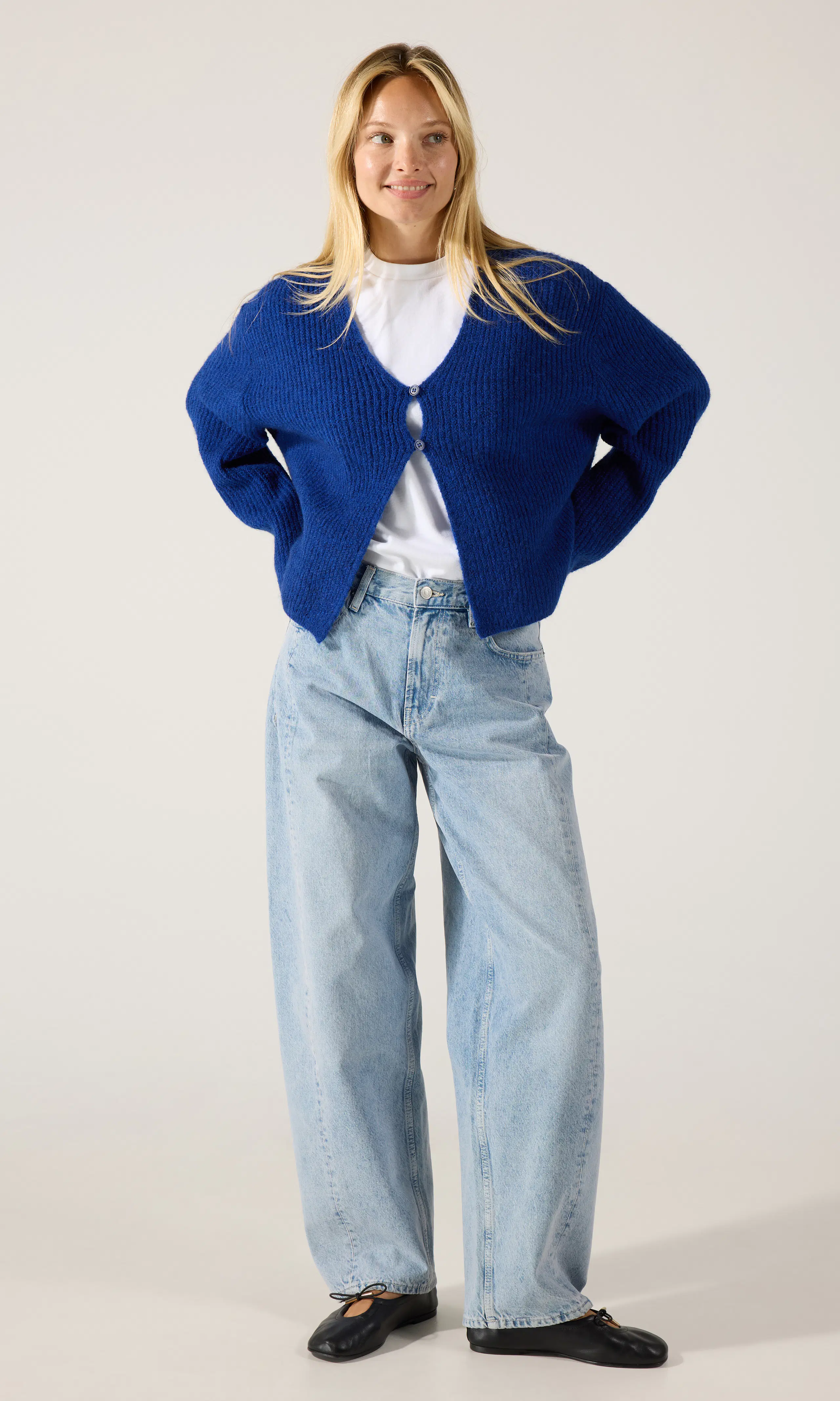 Fia Stickad Cardigan. Front 1. Model.
