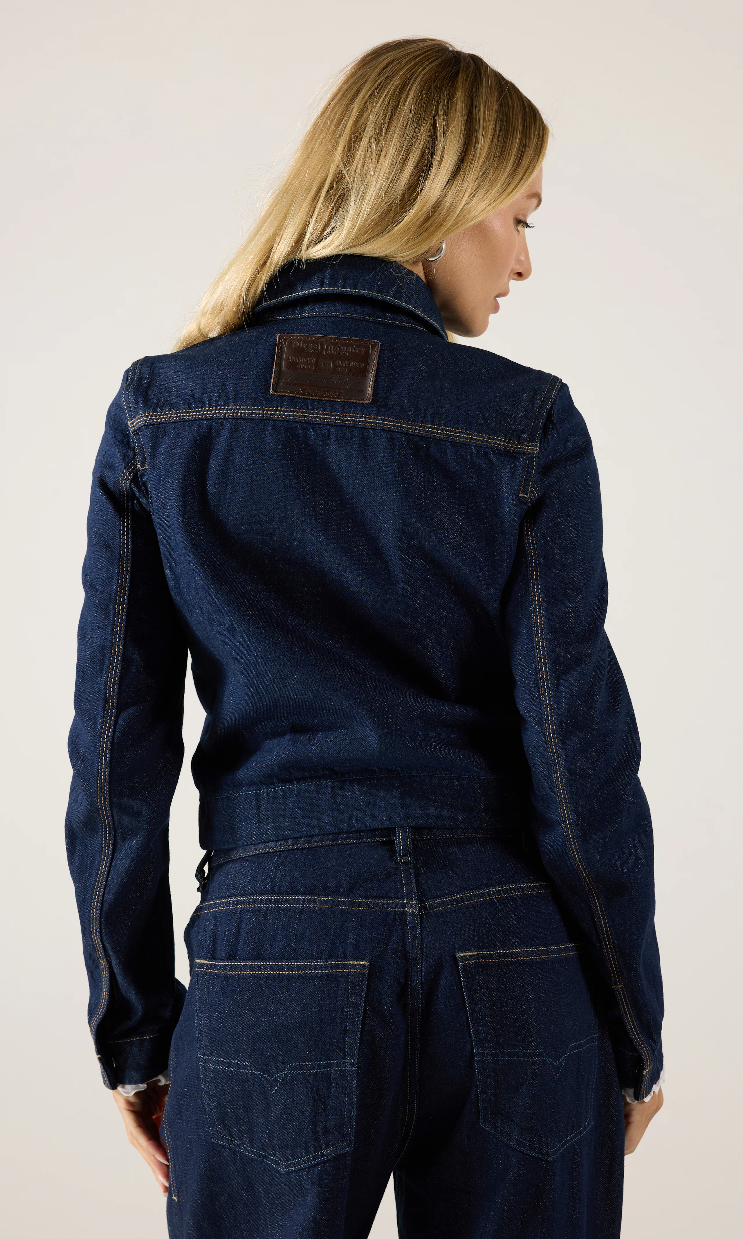 De-Corb Denim Jacka. Back. Model.