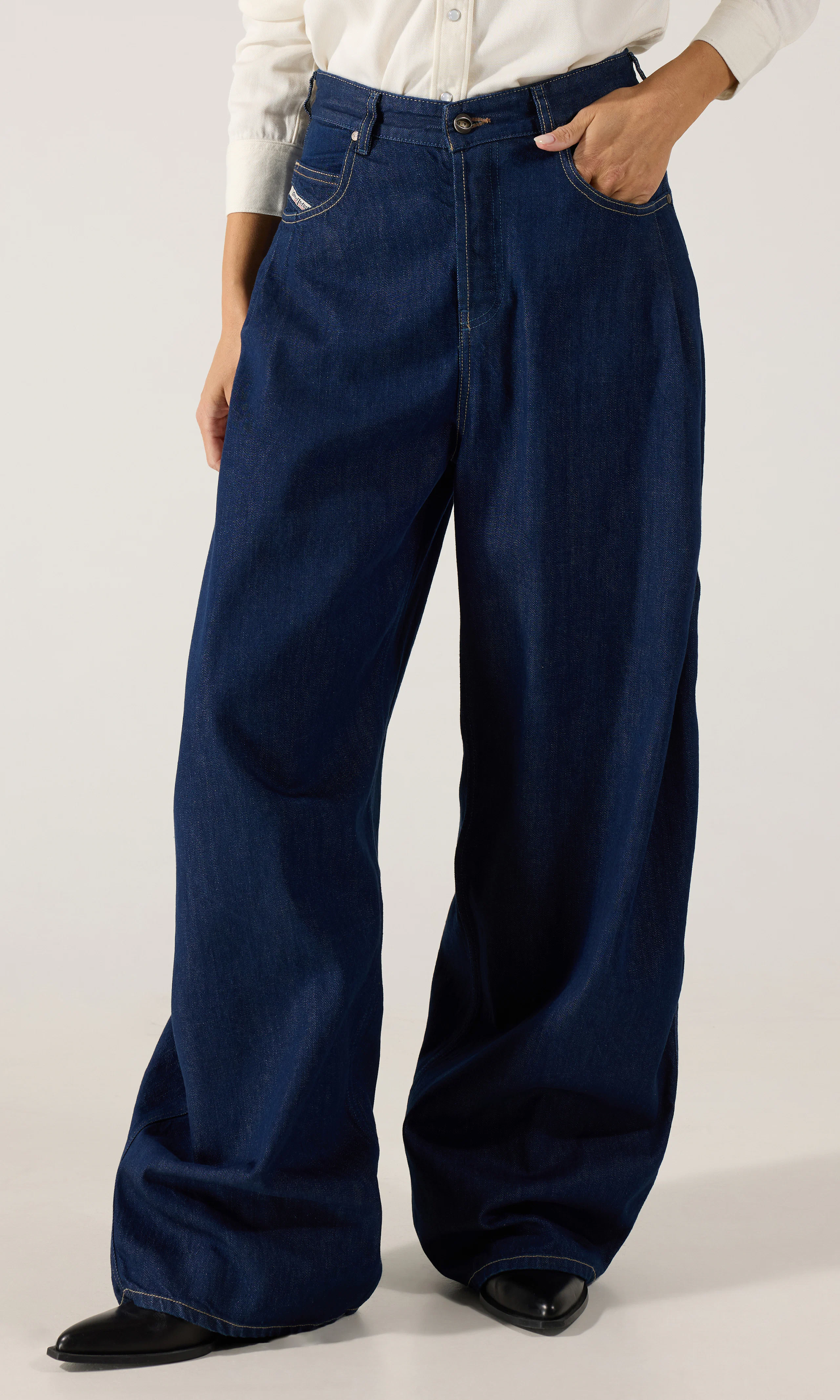1987 D-Khelz Mørk Blå Jeans. Front. Model.