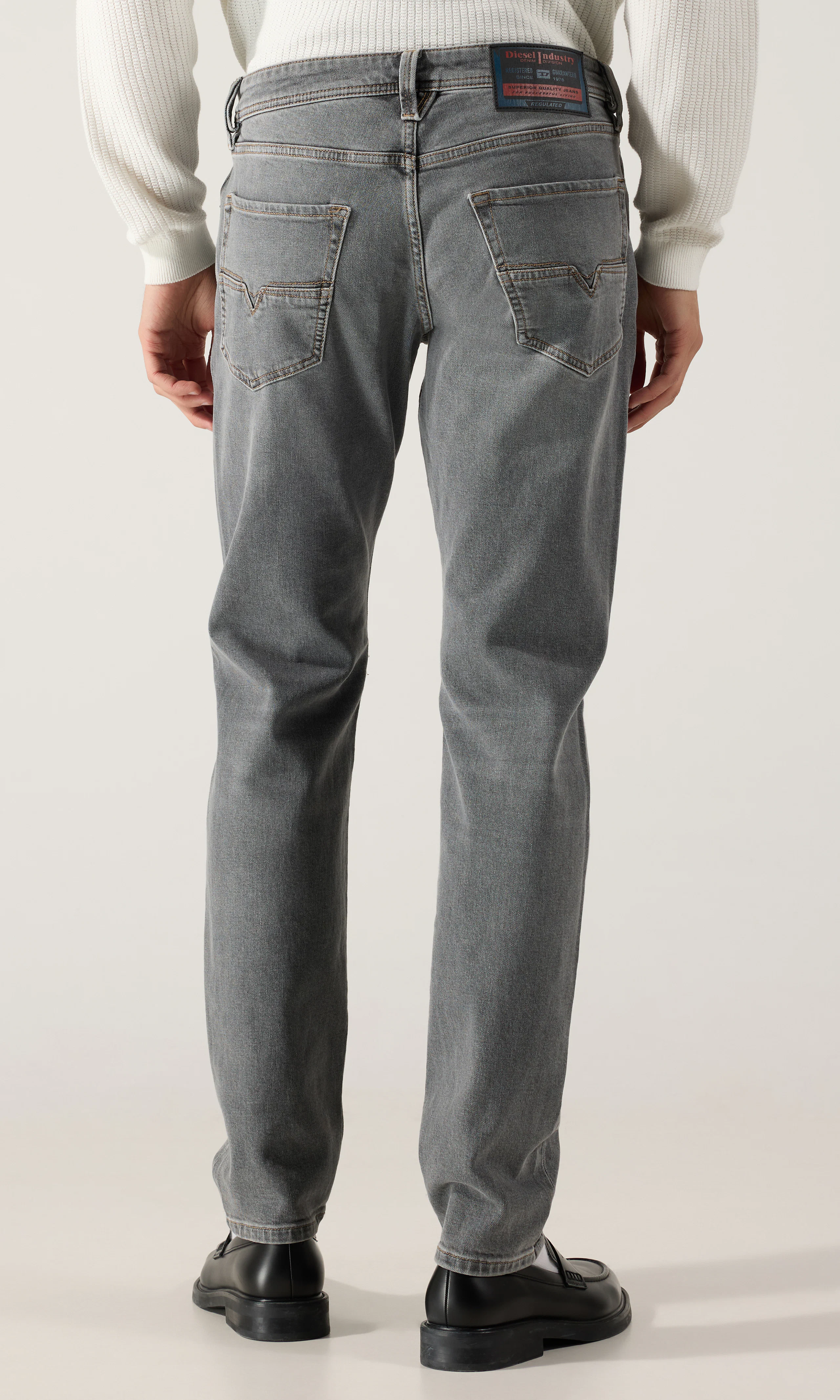 1986 Larkee-Beex Ljusgrå Jeans. Back. Model.