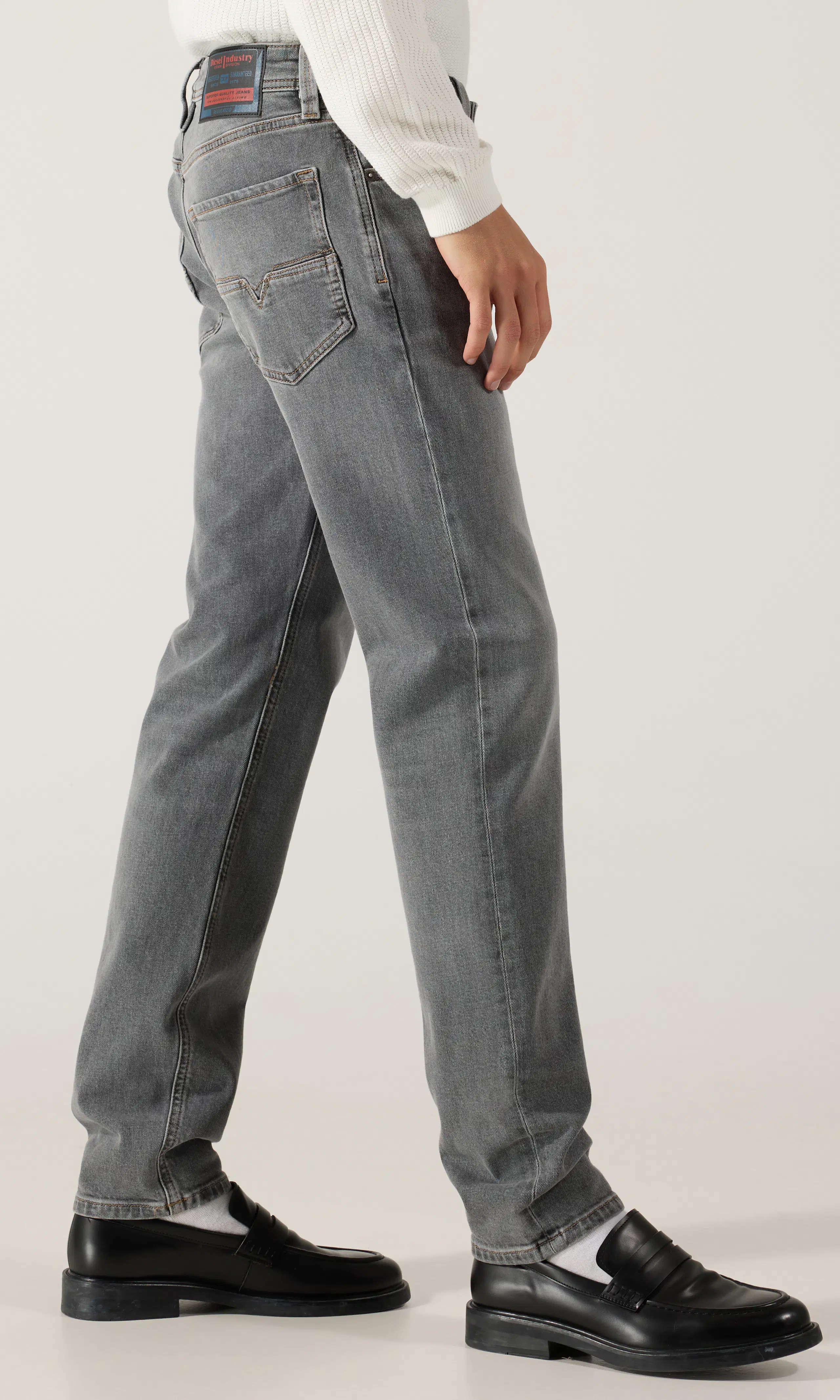 1986 Larkee-Beex Ljusgrå Jeans. Front 2. Model.