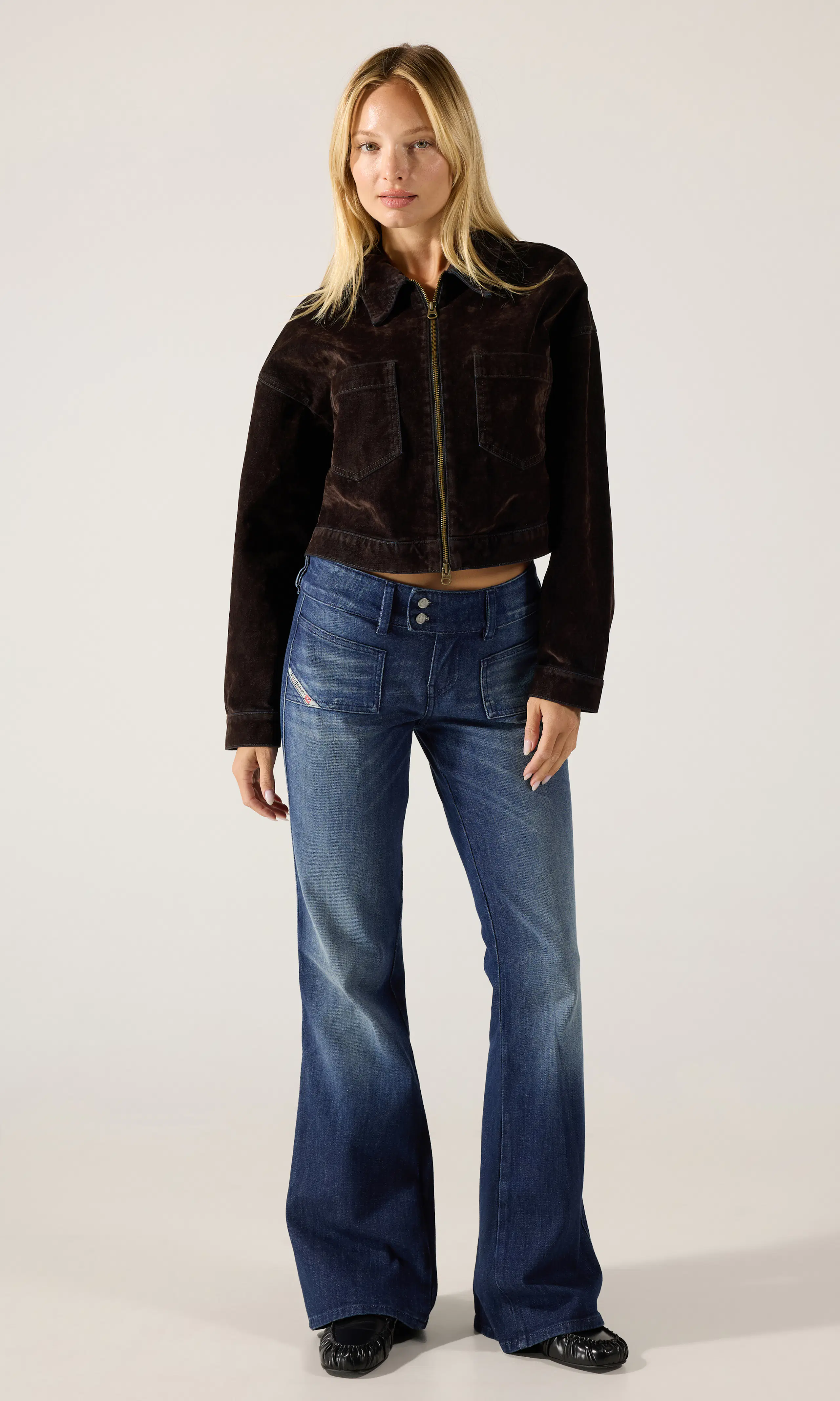 D-Hush Mörkblå Jeans. Front 1. Model.