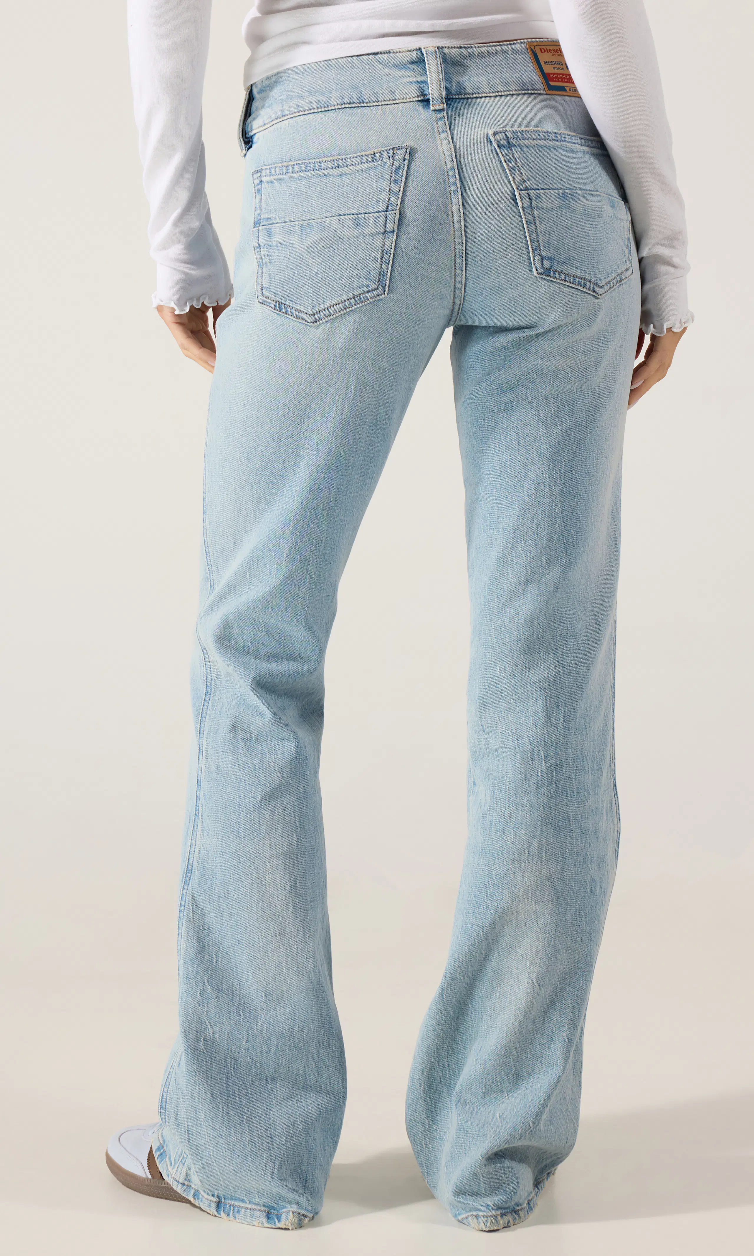 D-Hush Lys Blå Jeans. Back. Model.