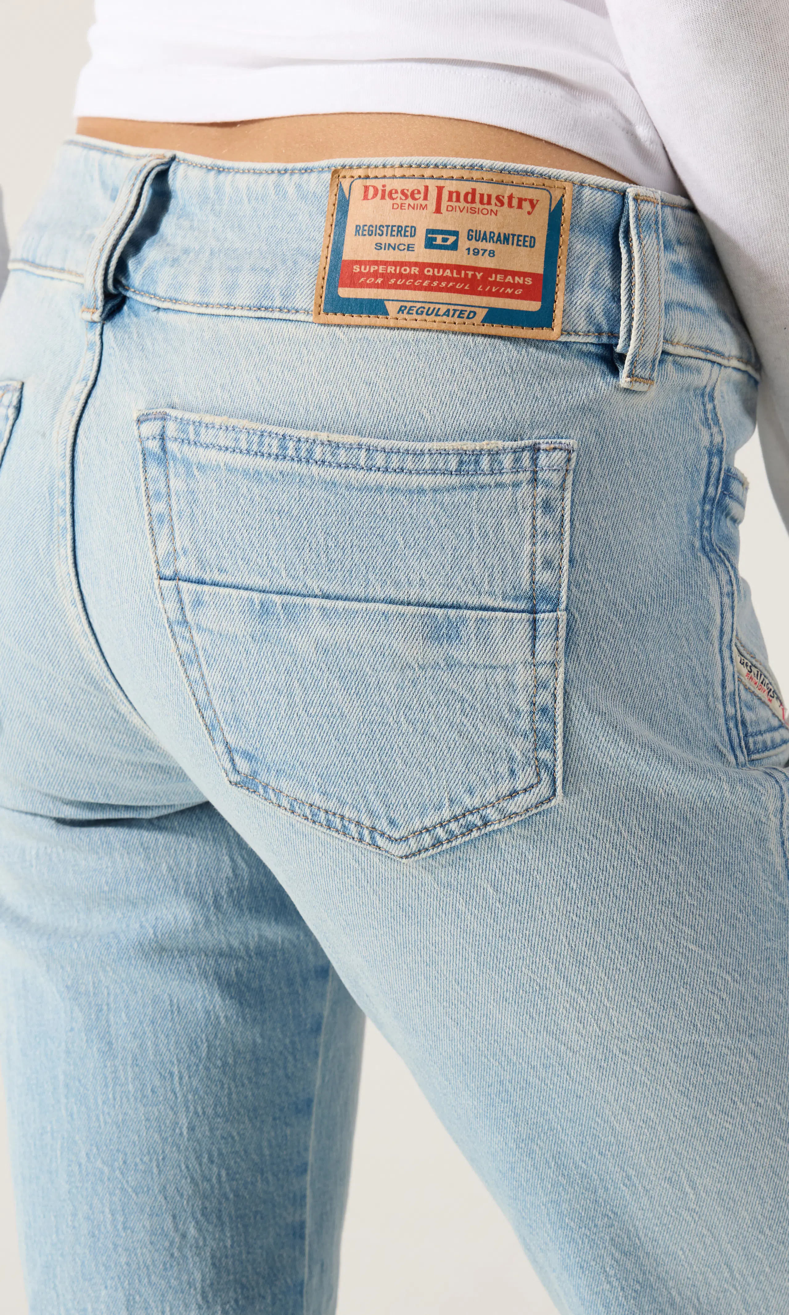D-Hush Lys Blå Jeans. Detail 1. Model.