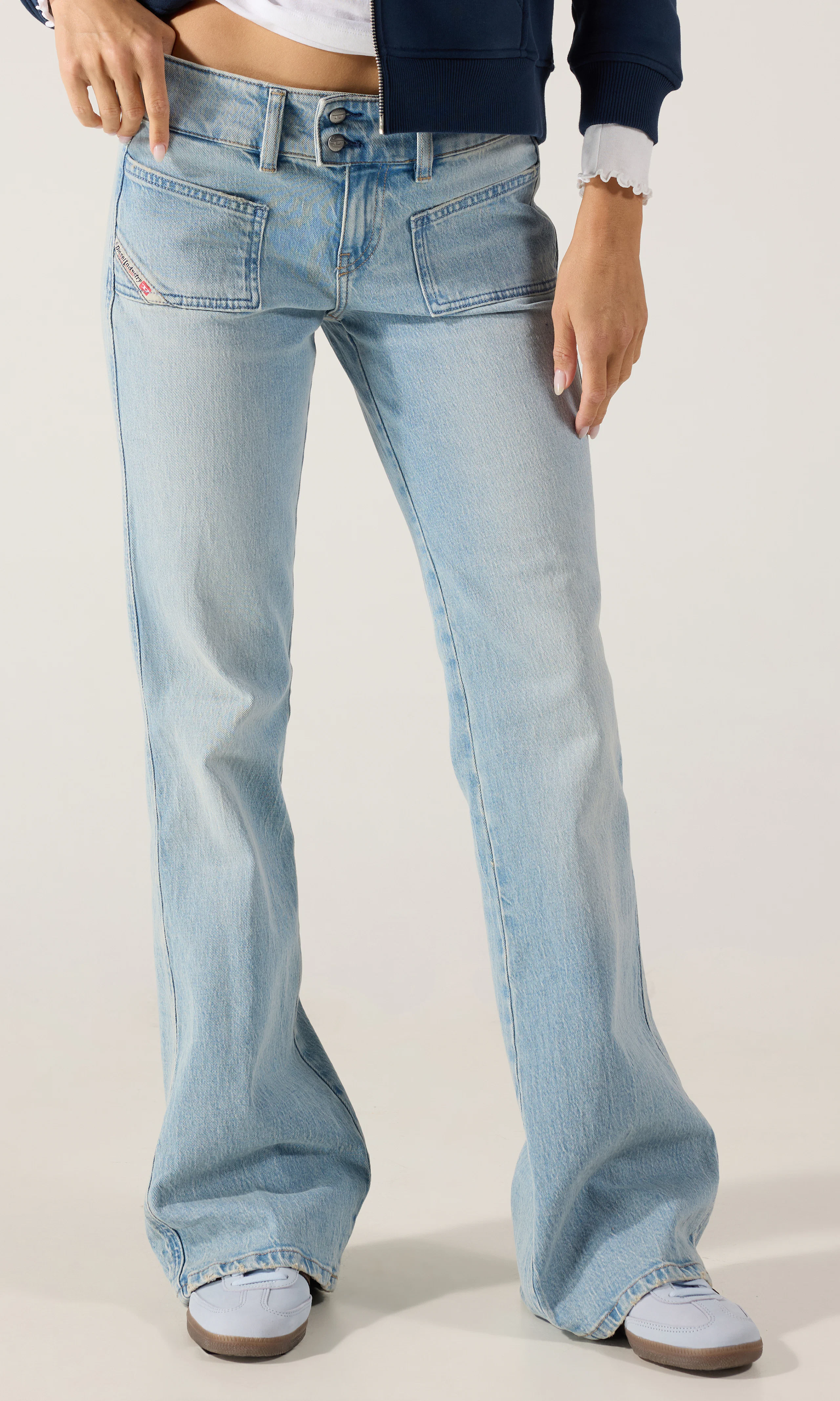 D-Hush Lys Blå Jeans. Front. Model.