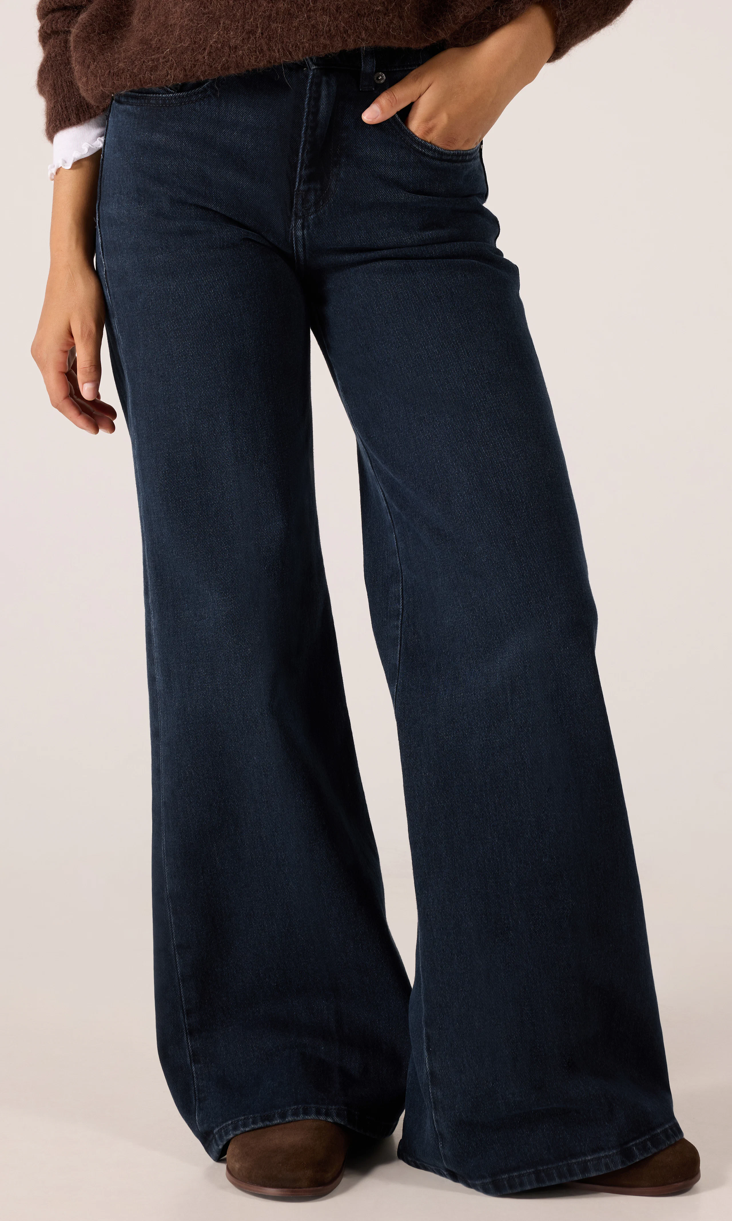 1978 D-Akemi Svart Jeans. Front. Model.