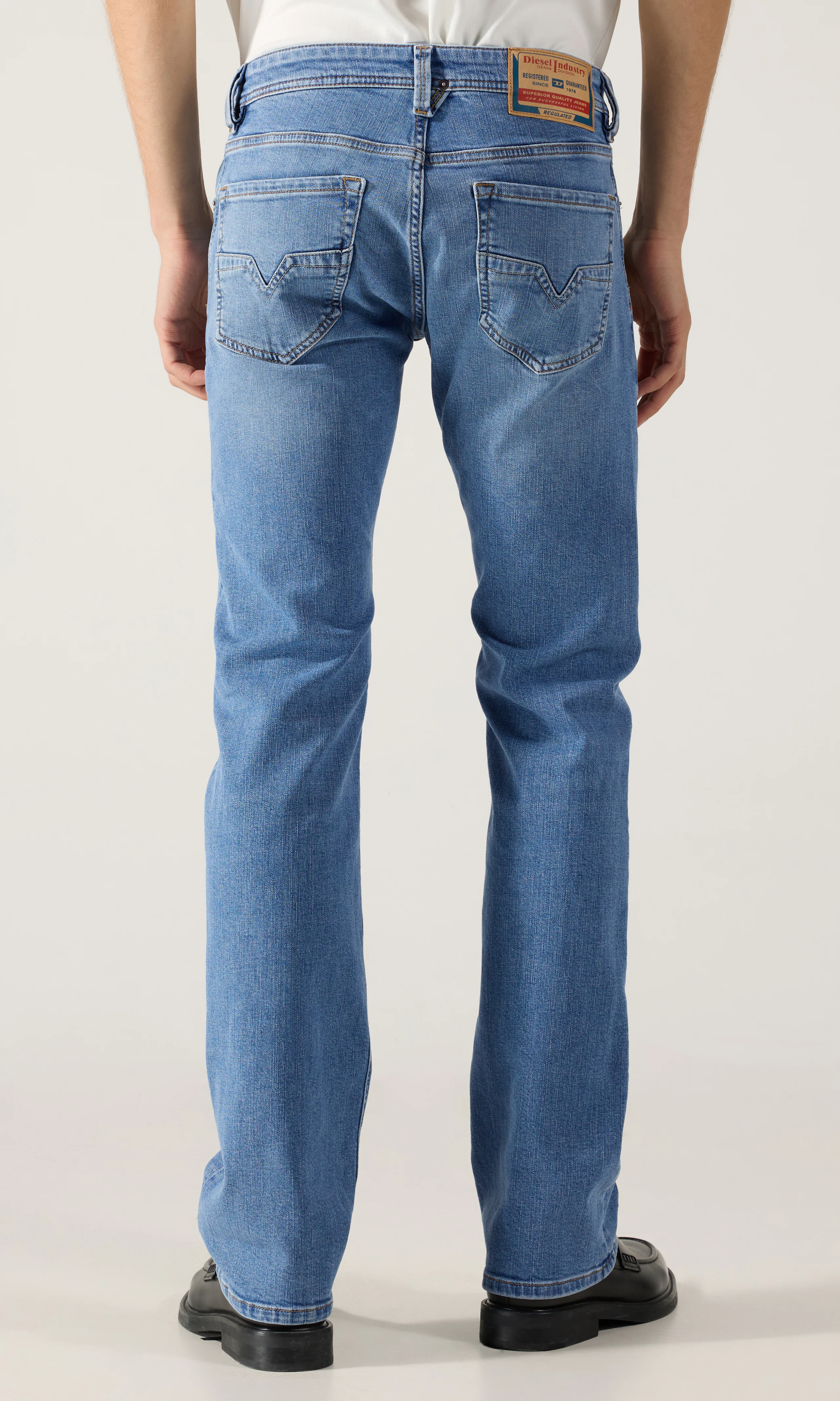 1985 Larkee Lys Blå Straight Jeans. Back. Model.