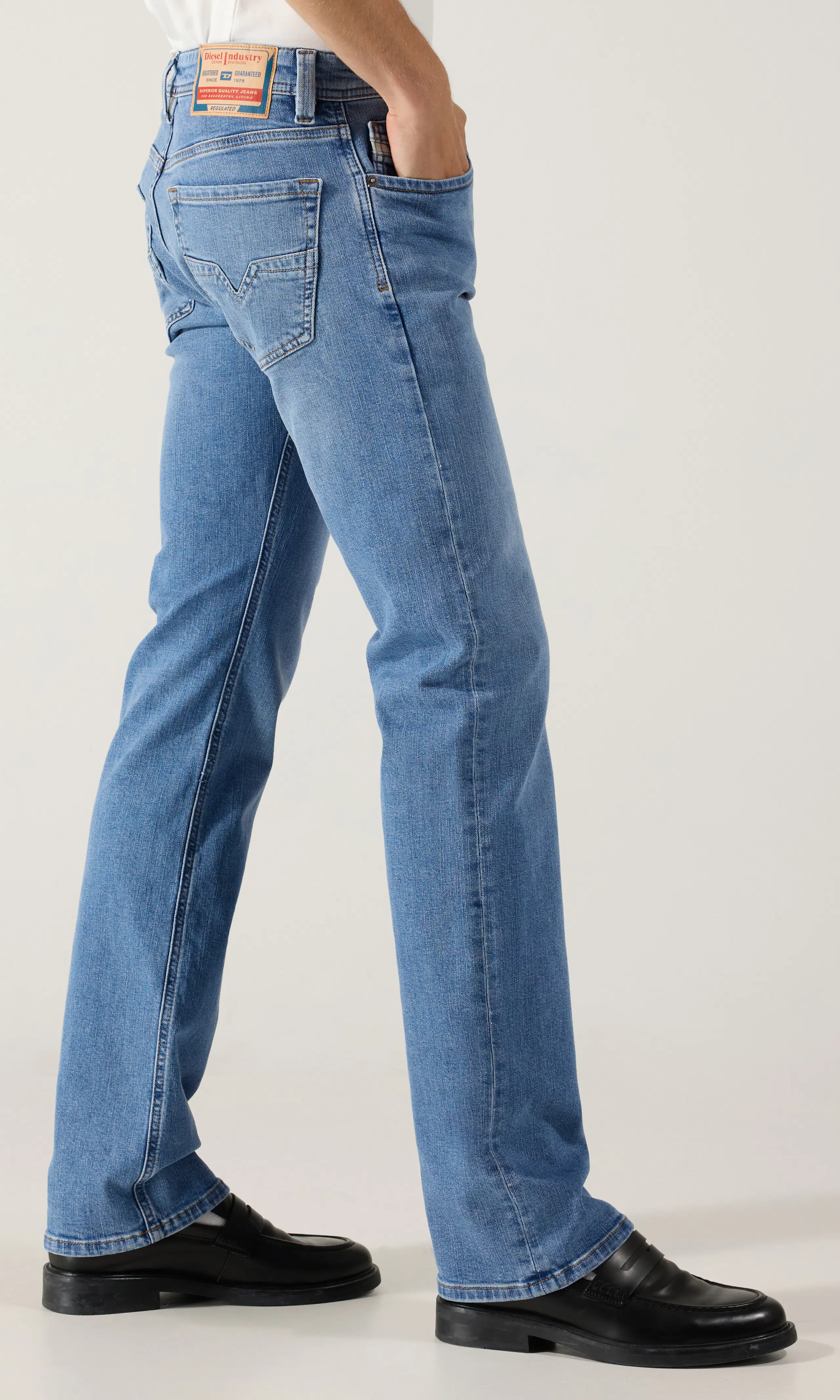 1985 Larkee Lys Blå Straight Jeans. Front 2. Model.