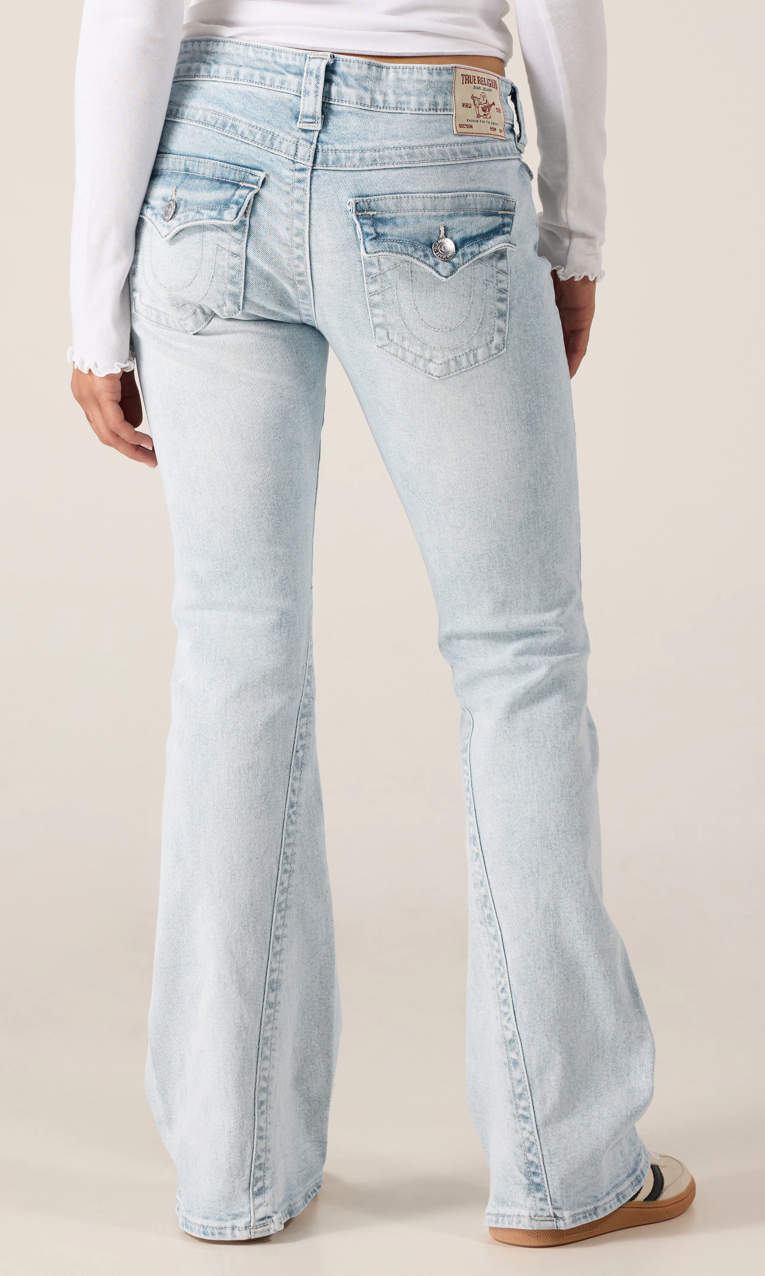 Joey Low Rise Flare Flap Lys Blå Jeans. Back. Model.