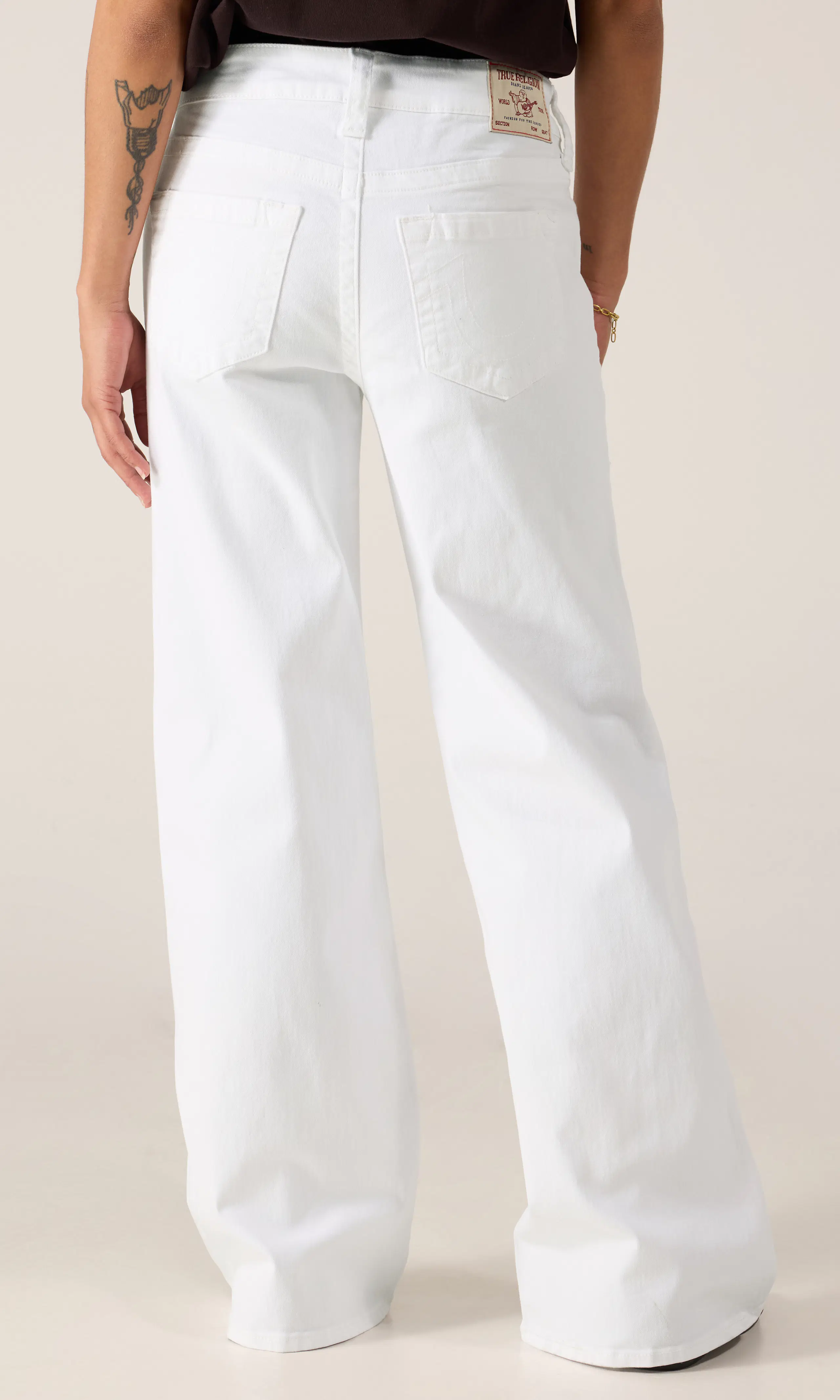 Bobbi Baggy Hvit Jeans. Back. Model.