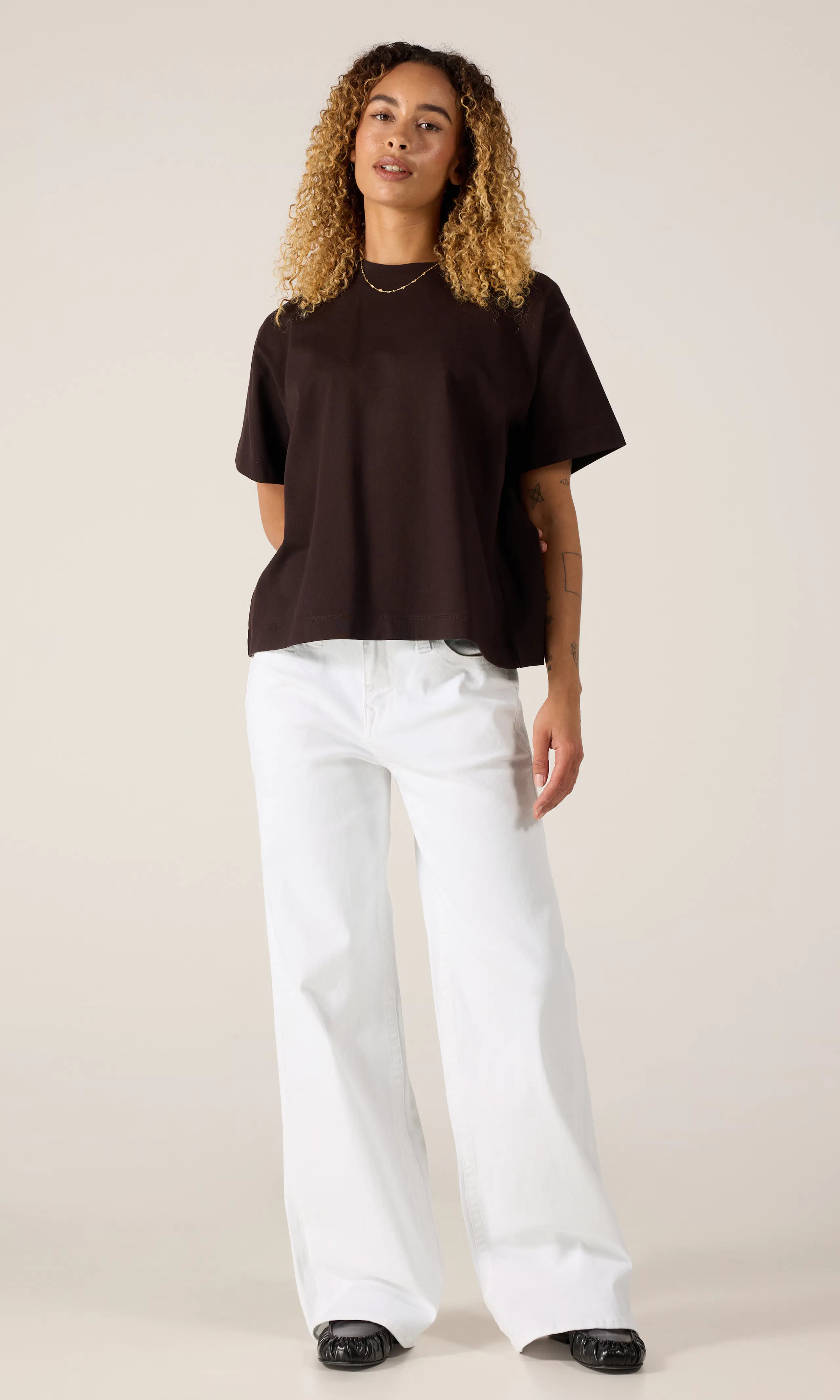 Bobbi Baggy Hvit Jeans. Front 1. Model.