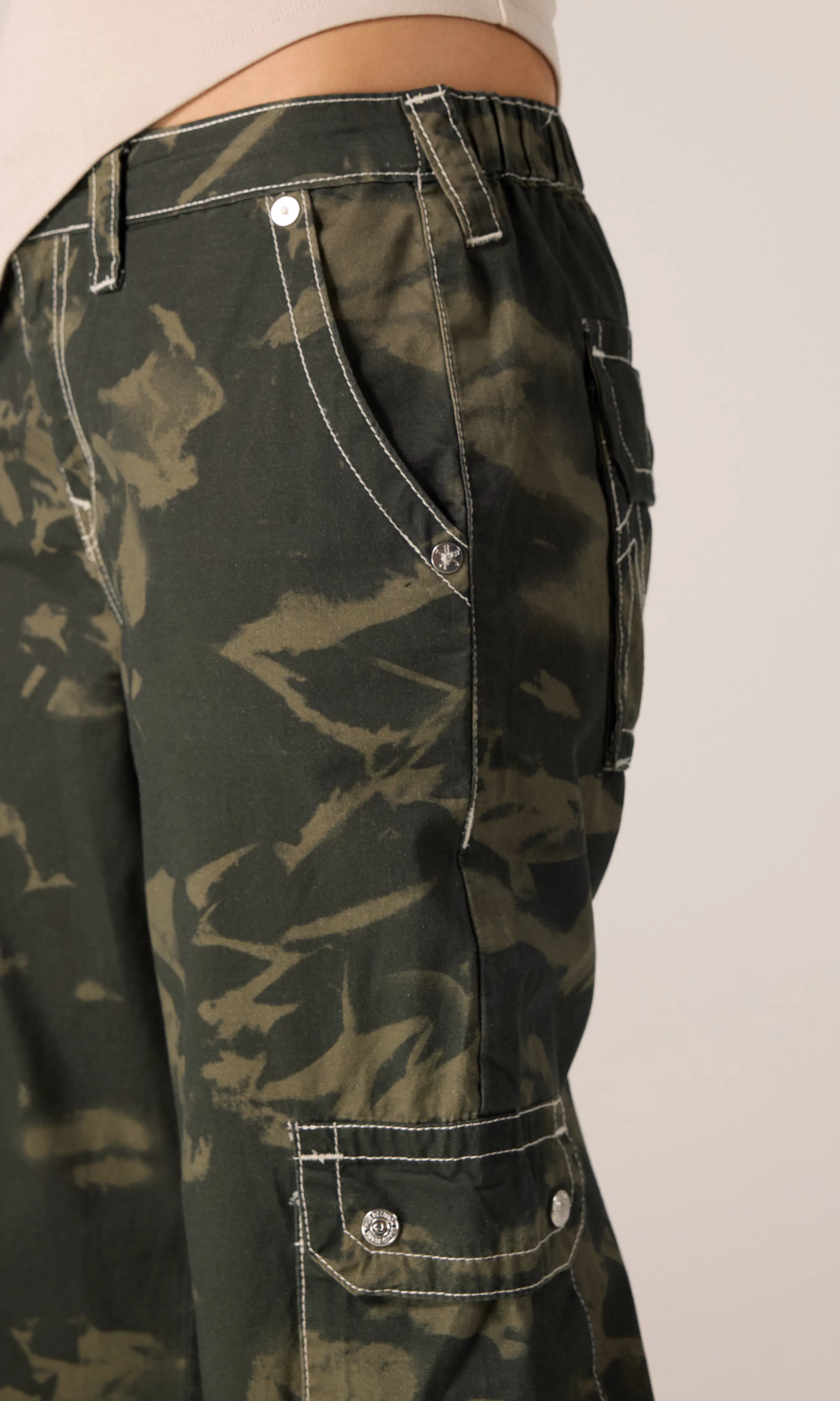 Y2K Mid Rise Cargo Caprit. Detail 2. Model.
