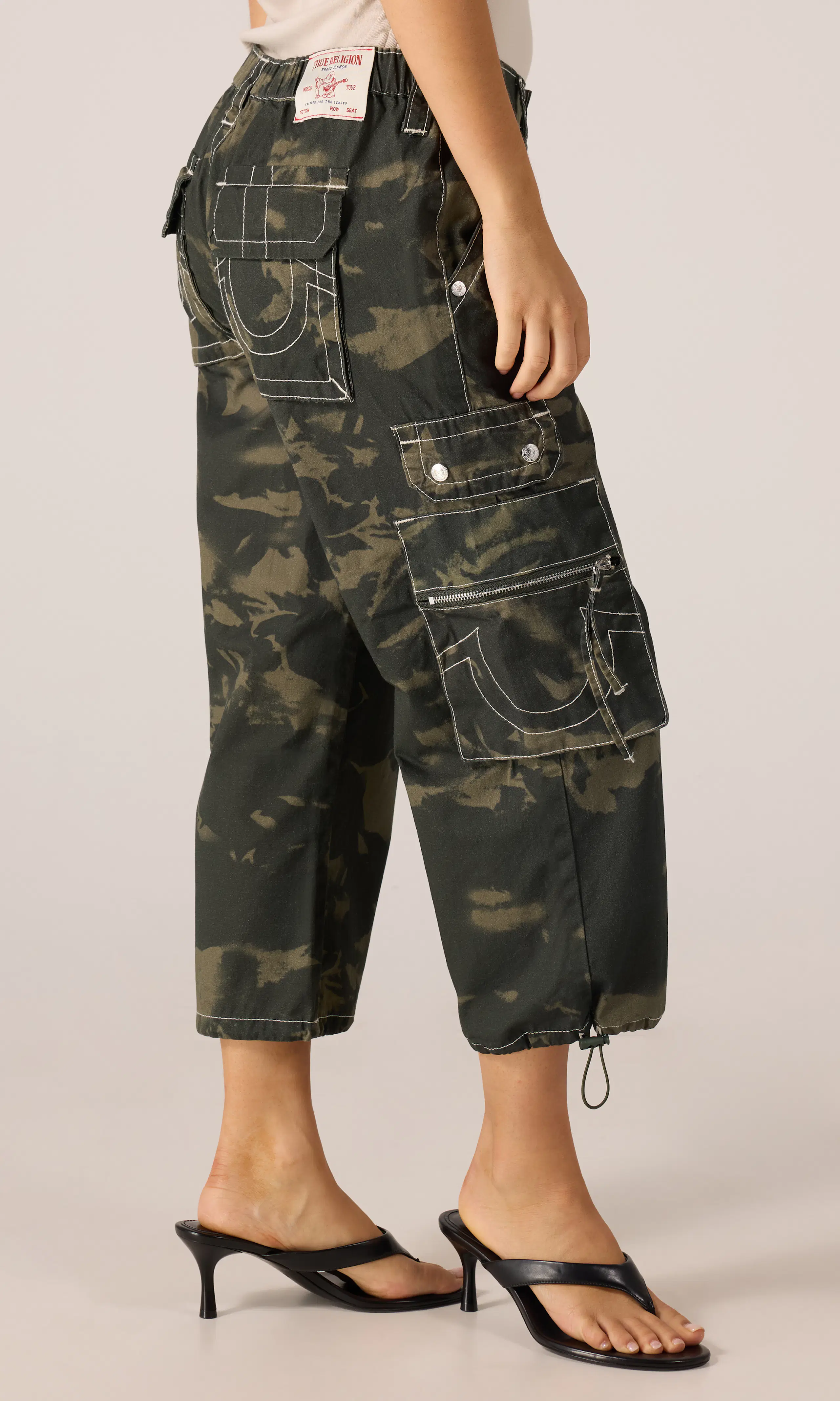 Y2K Mid Rise Cargo Caprit. Front 2. Model.