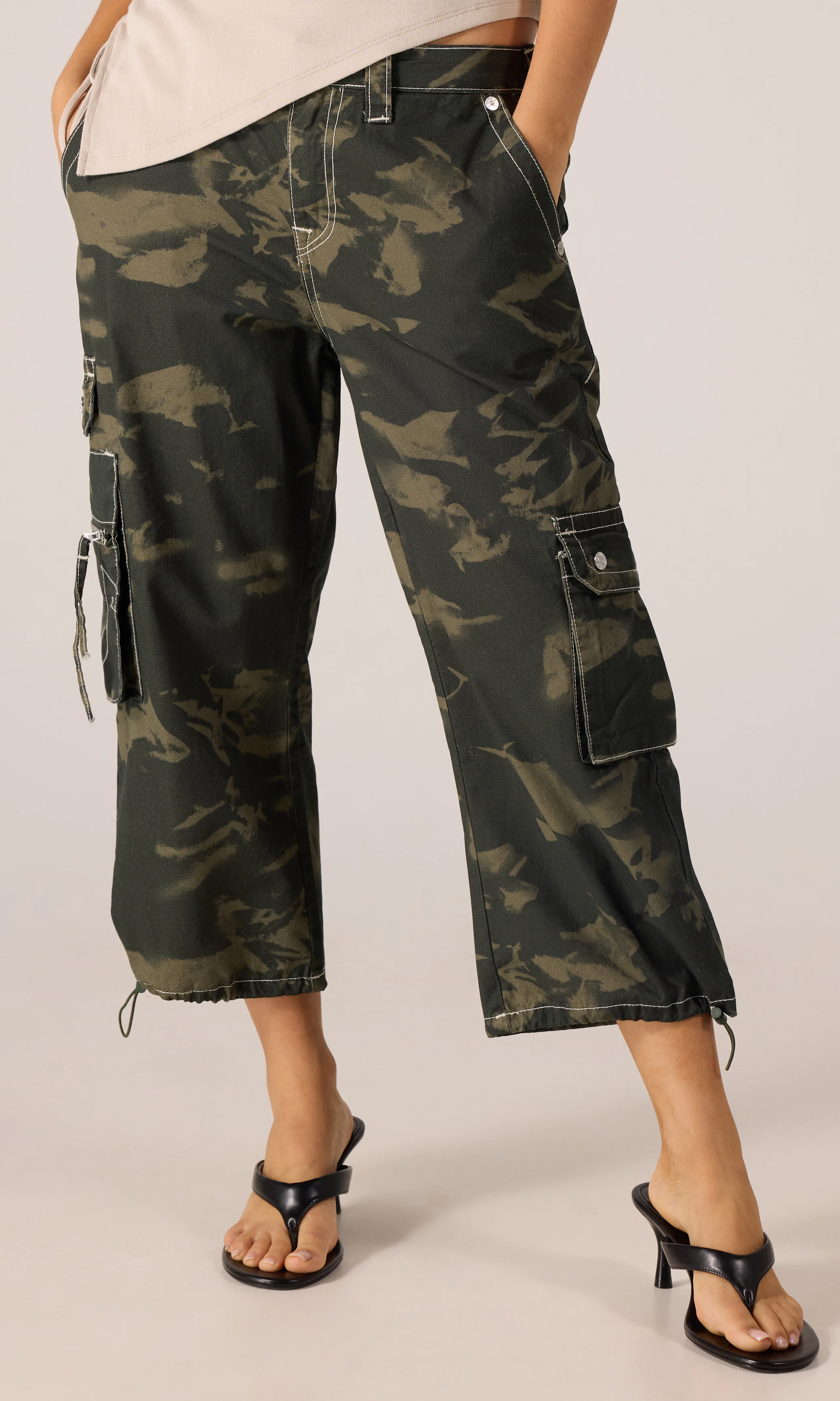 Y2K Mid Rise Cargo Caprit. Front. Model.